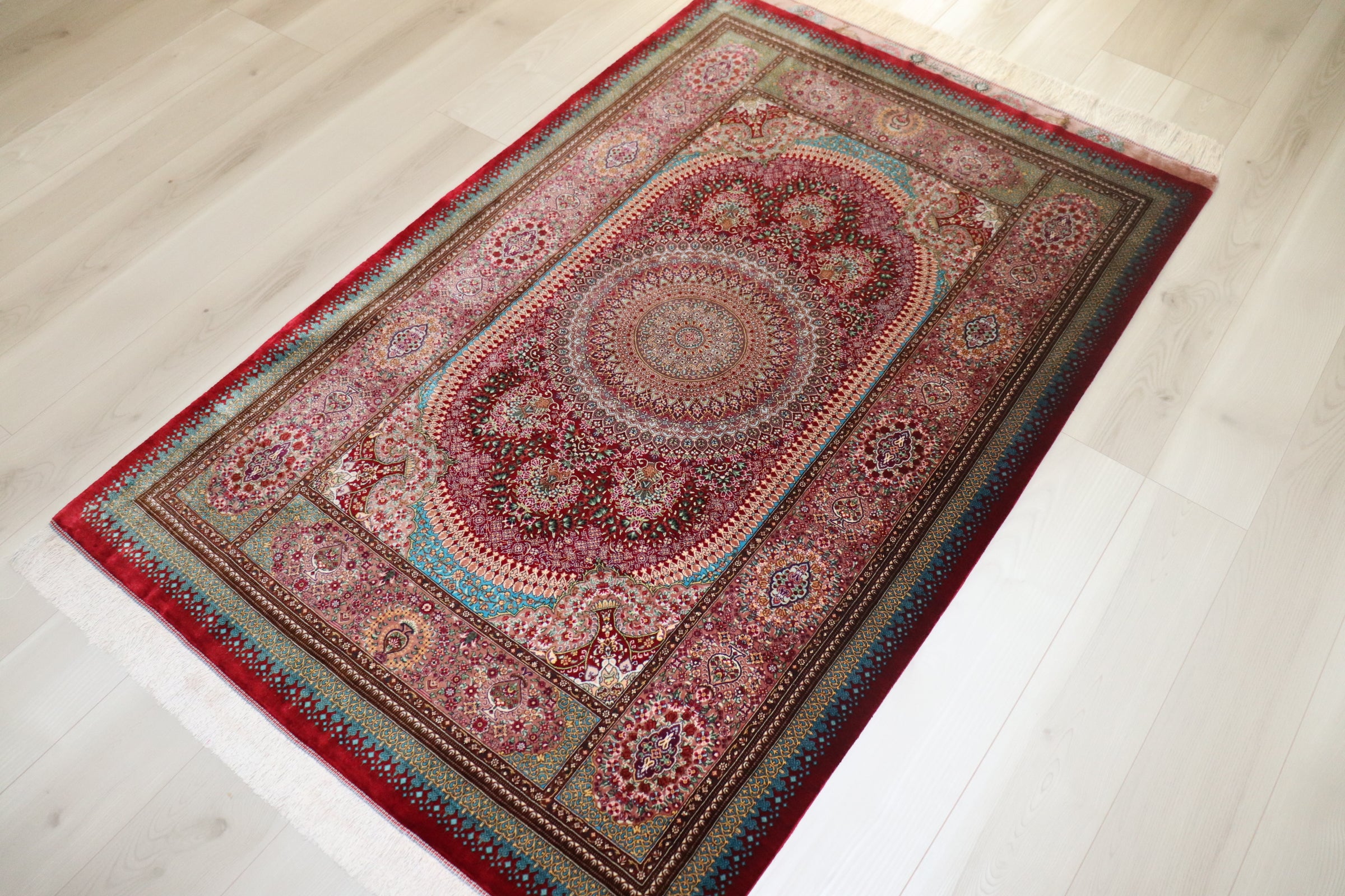 シルク100ペルシャ絨毯 ペルシャ絨毯】シルク100％ 約95×62(cm) クム産 サデギ工房 SB730424