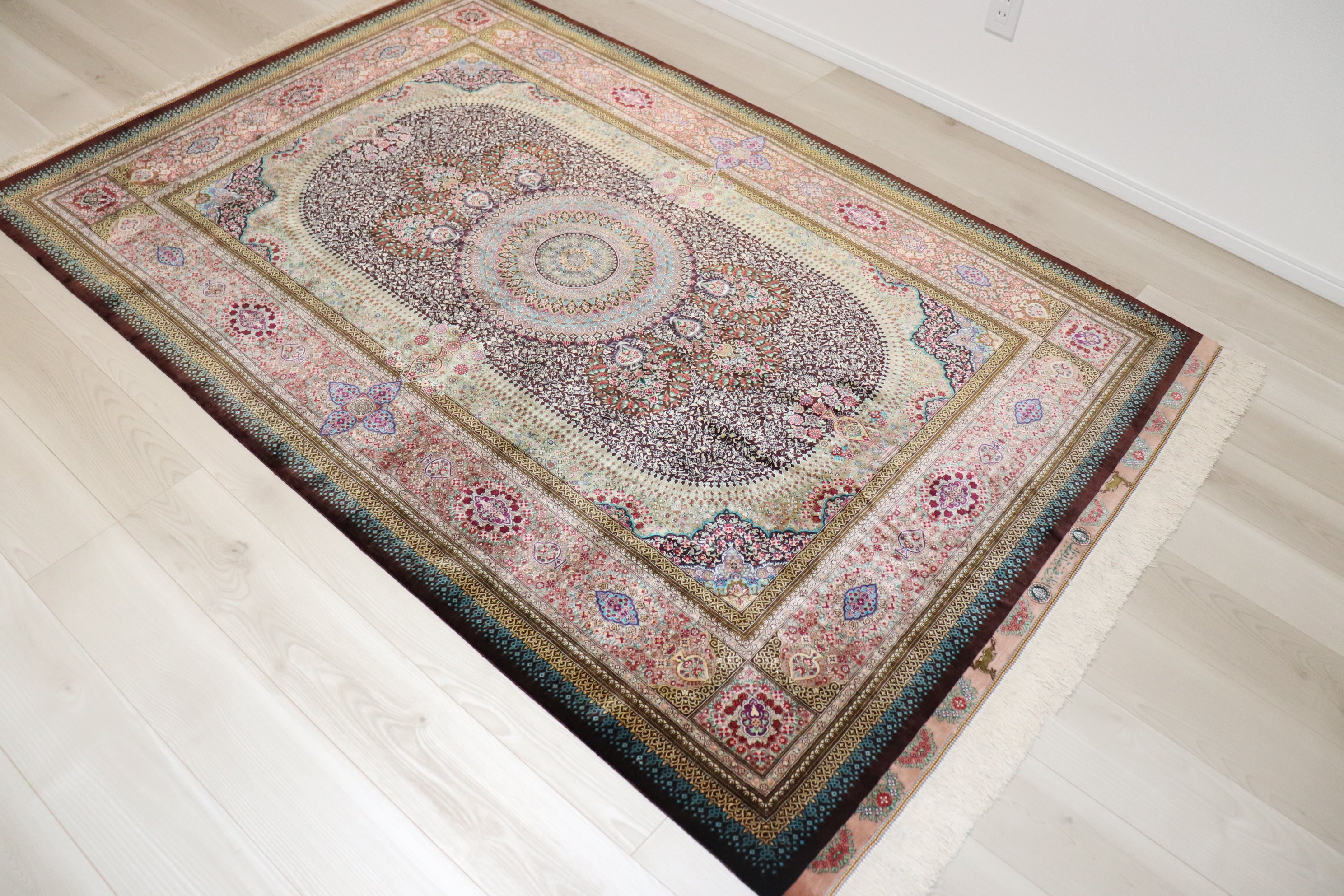 ペルシャ絨毯 クム産 シルク100% [セディギヤン工房] リビングサイズの