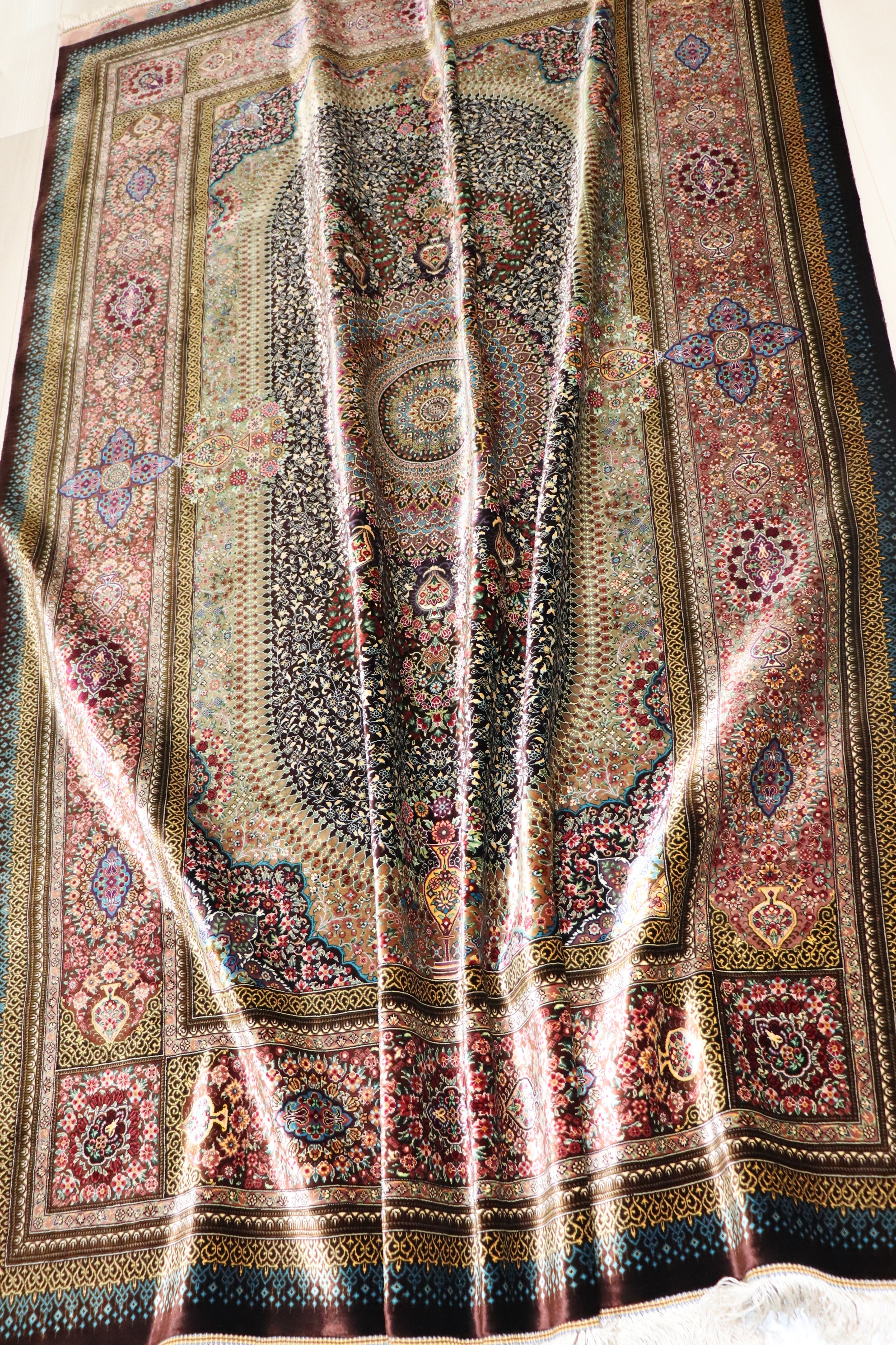 ペルシャ絨毯 クム産 シルク100% [セディギヤン工房] リビングサイズの