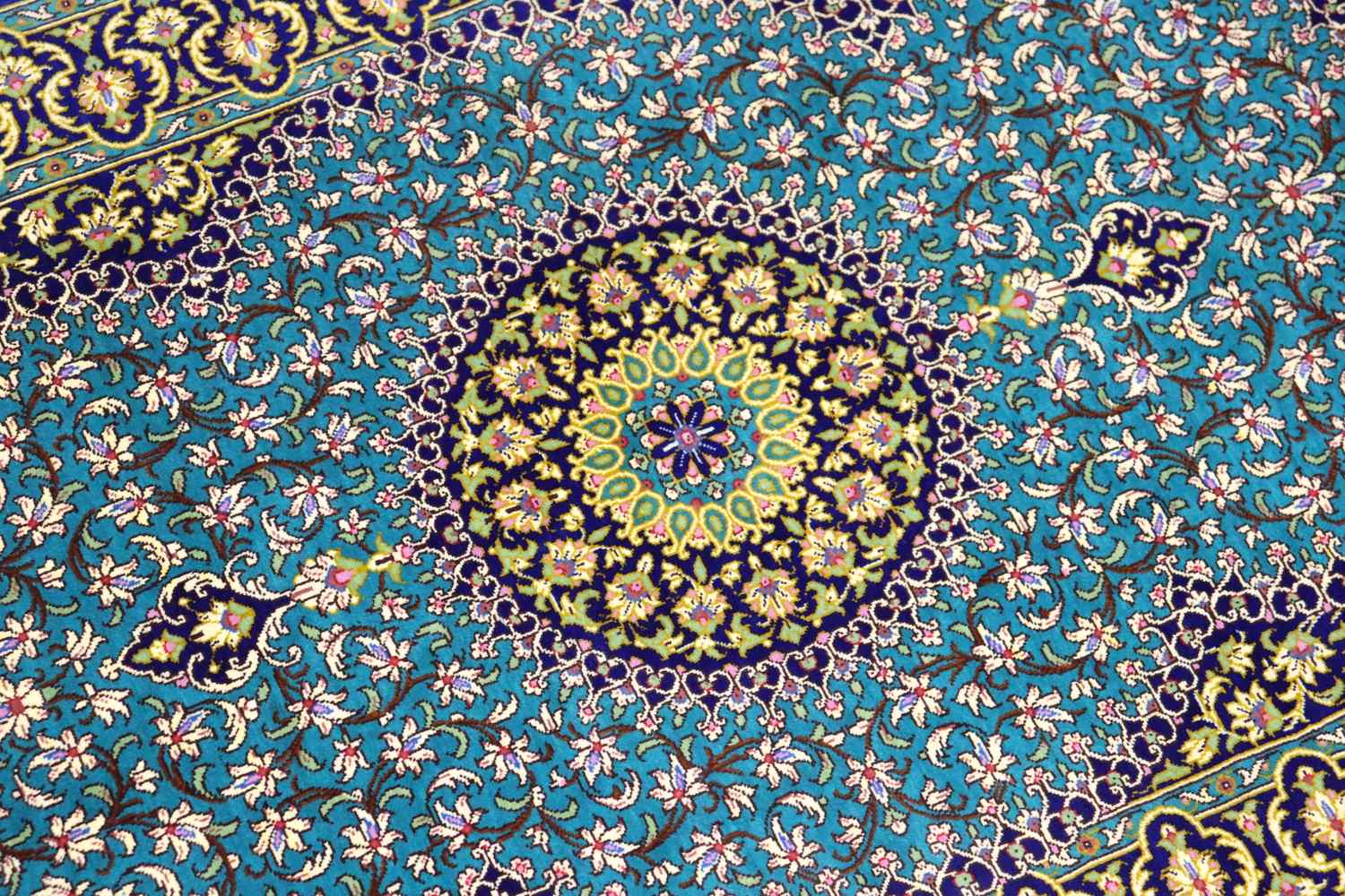 ペルシャ絨毯本物手織り100%シルク新品バフラーミ工房30%割引青と緑色 ペルシャ絨毯本物手織り100%シルク新品バフラーミ工房30%割引青と緑色