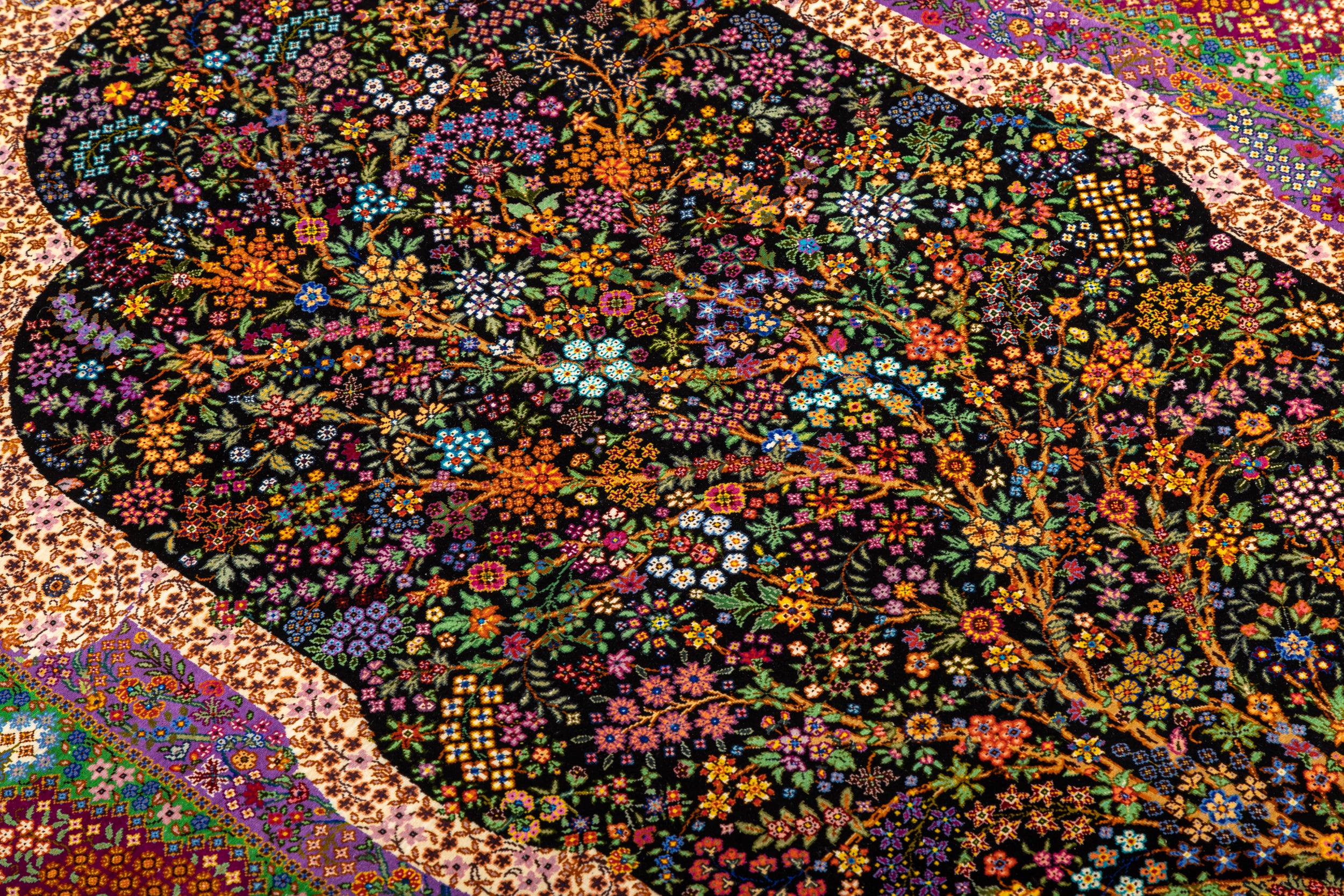 ペルシャ絨毯 クム産 シルク100% [エスハギ工房] 繁栄の継続 生命の樹