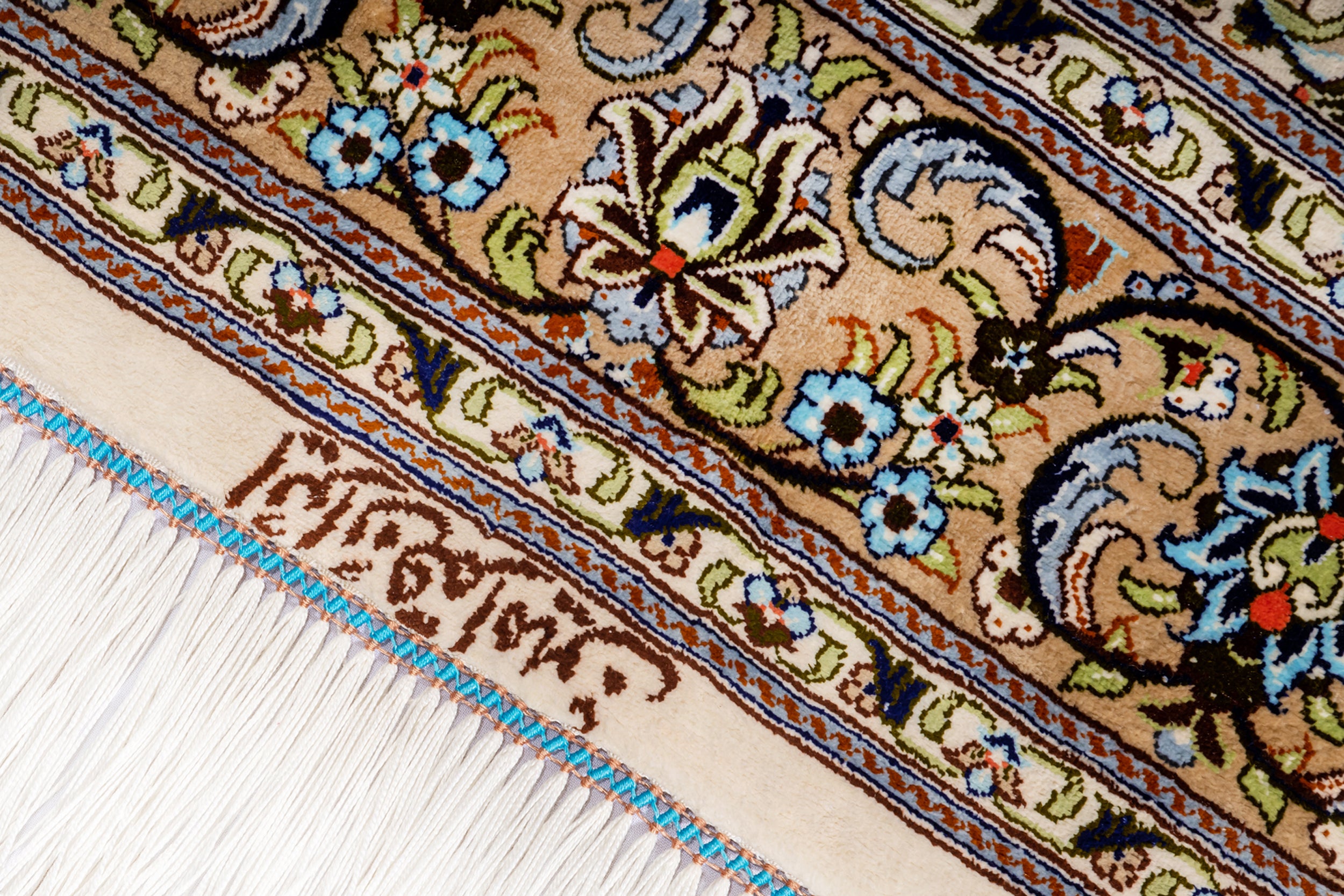 ペルシャ絨毯 クム産 シルク100% アミーン工房 リビングスペースサイズ