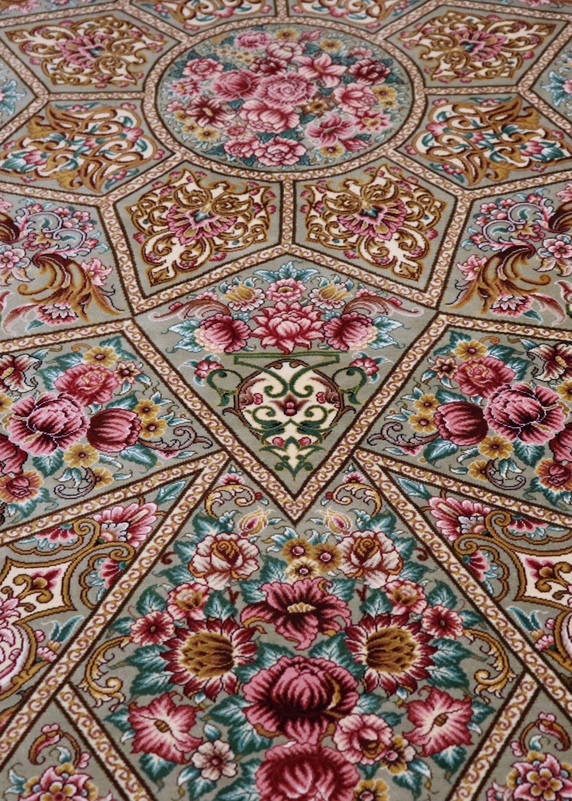 ペルシャ絨毯 クム産 シルク100% ミルメヒディ工房 幾何学文様 文化遺産級の希少作 リビングスペースサイズ - ペルシャ絨毯専門店(ゴレスタン)