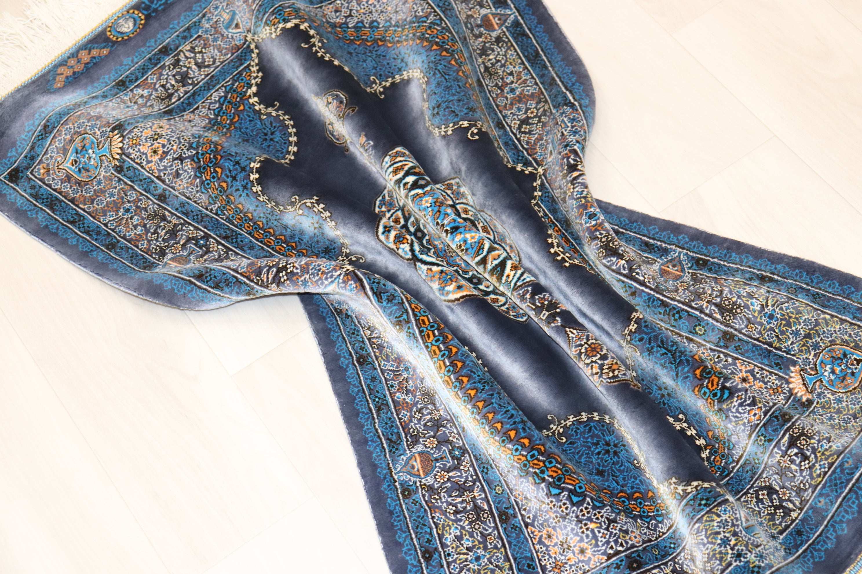 ペルシャ絨毯 クム産 シルク100%[セディギヤン工房] 豪華でかつ上品な