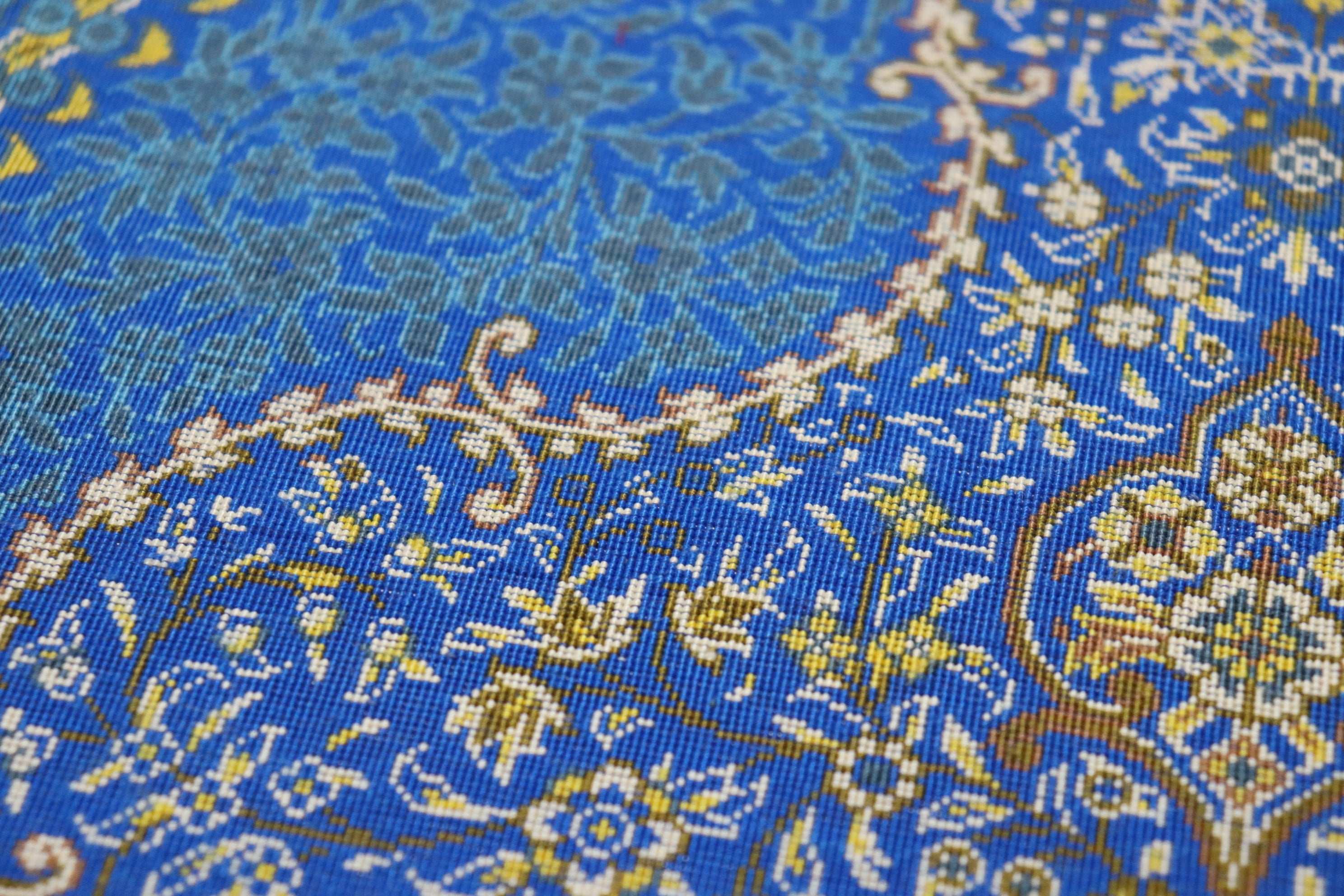 見事なペルシャシルクのクムのオーベルラグ136x205アフマディのサイン入り傑作 ペルシャ絨毯 クム産 シルク100%[セディギヤン工房] 豪華絢爛