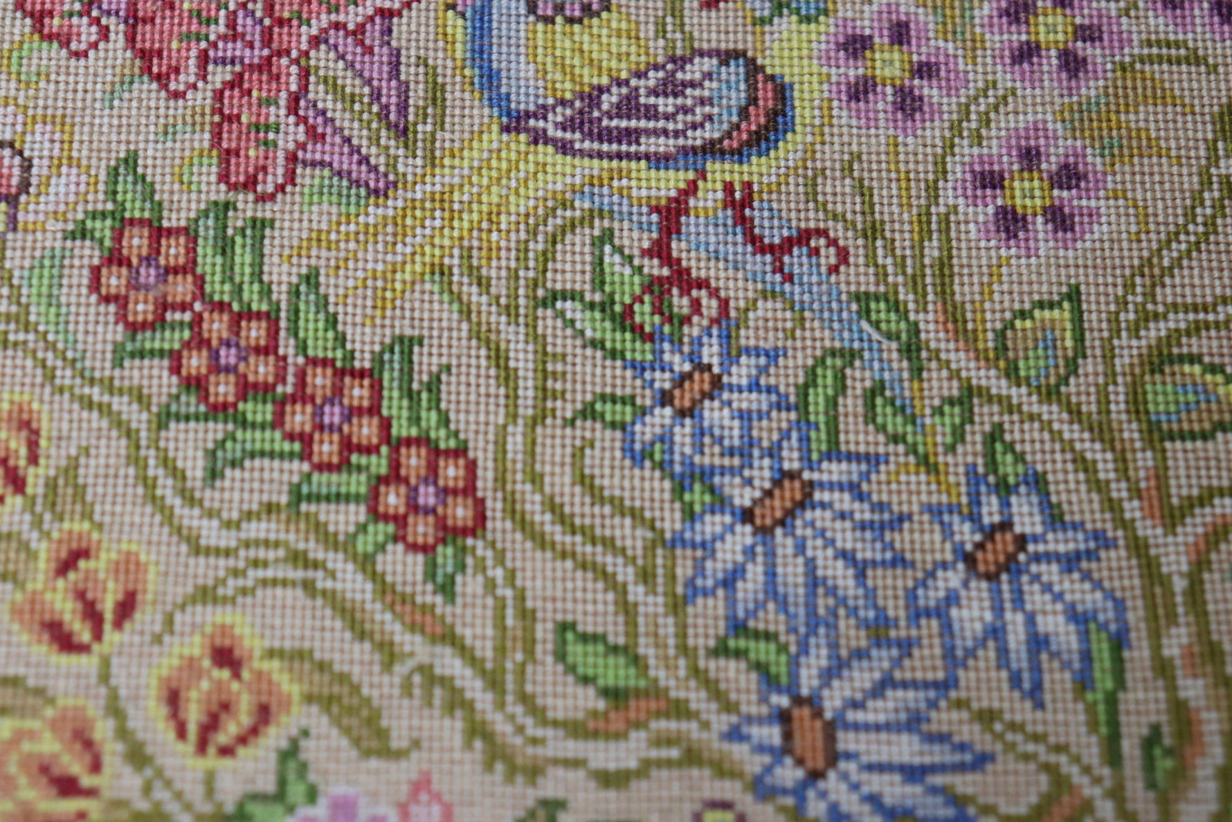 ペルシャ絨毯 クム産 シルク100% ミニサイズ 生命の樹×華やかな自然モチーフ プレゼントとして最適