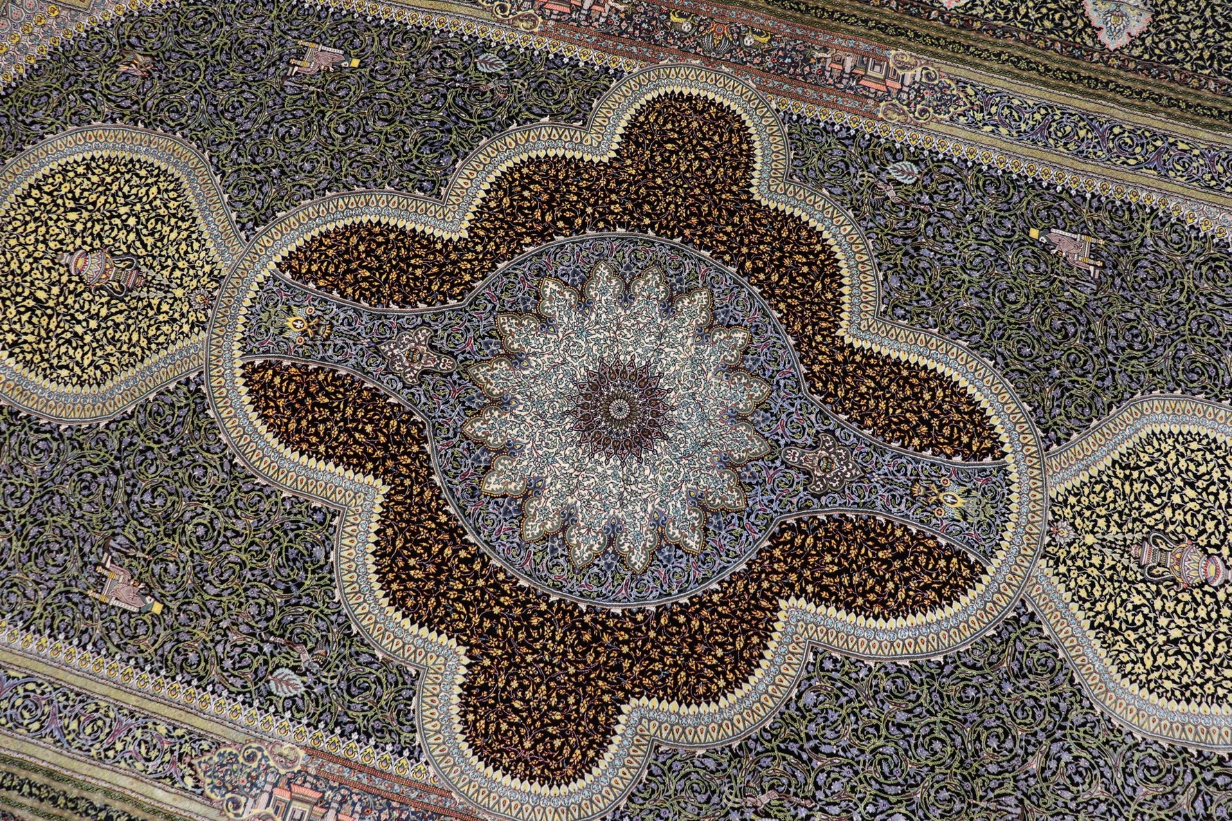 色彩の小宇宙 【ジャムシディ工房】 クム産シルク 195×317cm 黒×極彩色「夜の庭園」ID2300