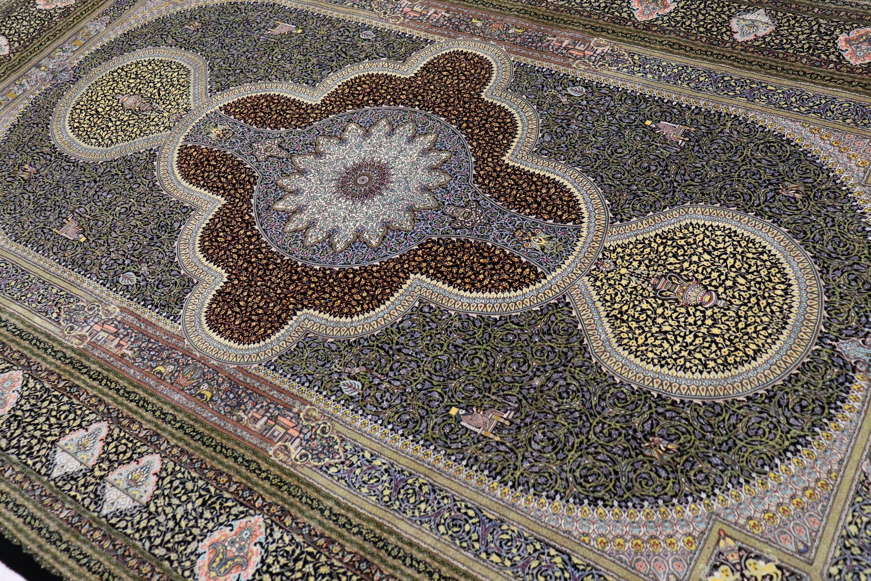 色彩の小宇宙 【ジャムシディ工房】 クム産シルク 195×317cm 黒×極彩色「夜の庭園」ID2300