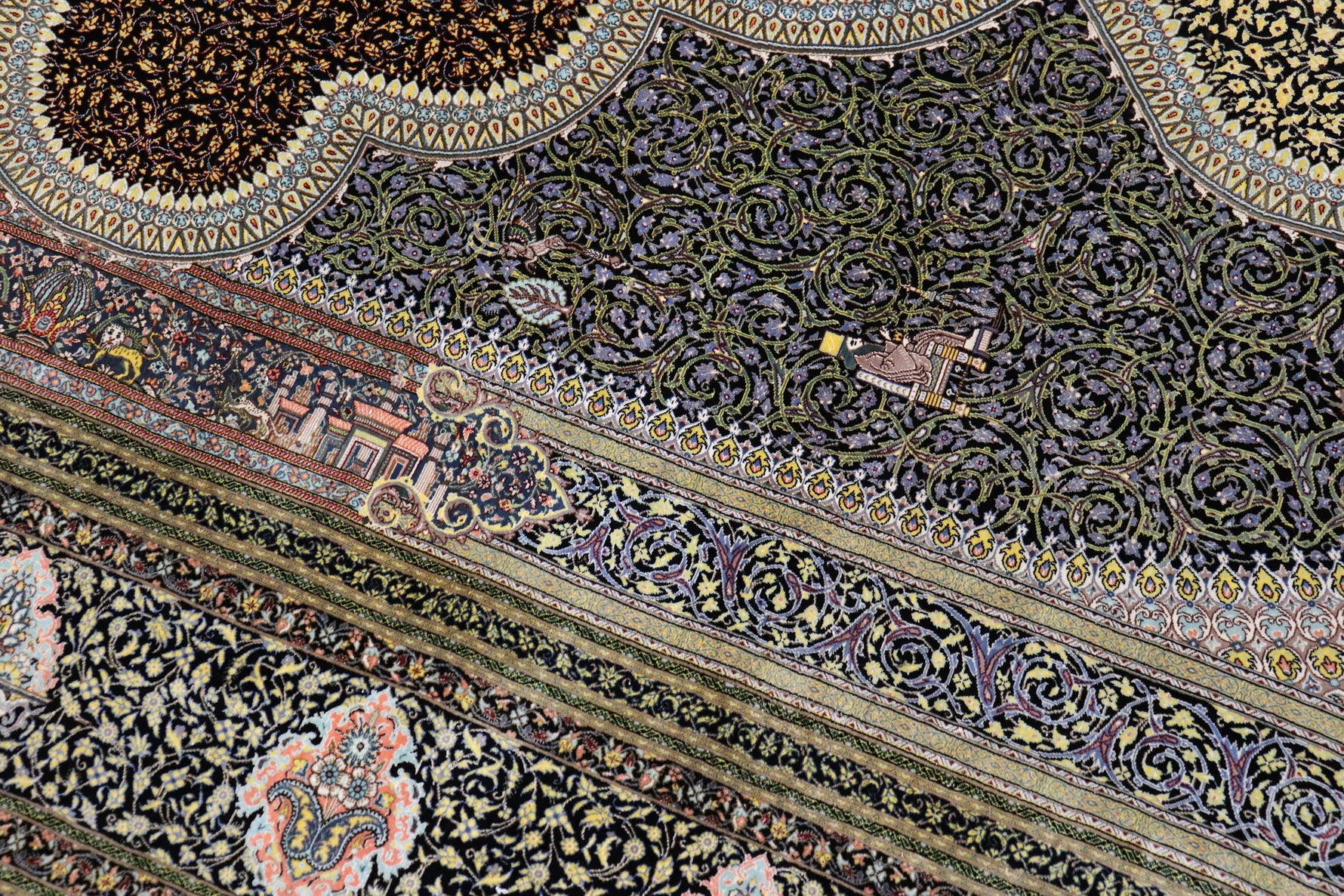 色彩の小宇宙 【ジャムシディ工房】 クム産シルク 195×317cm 黒×極彩色「夜の庭園」ID2300