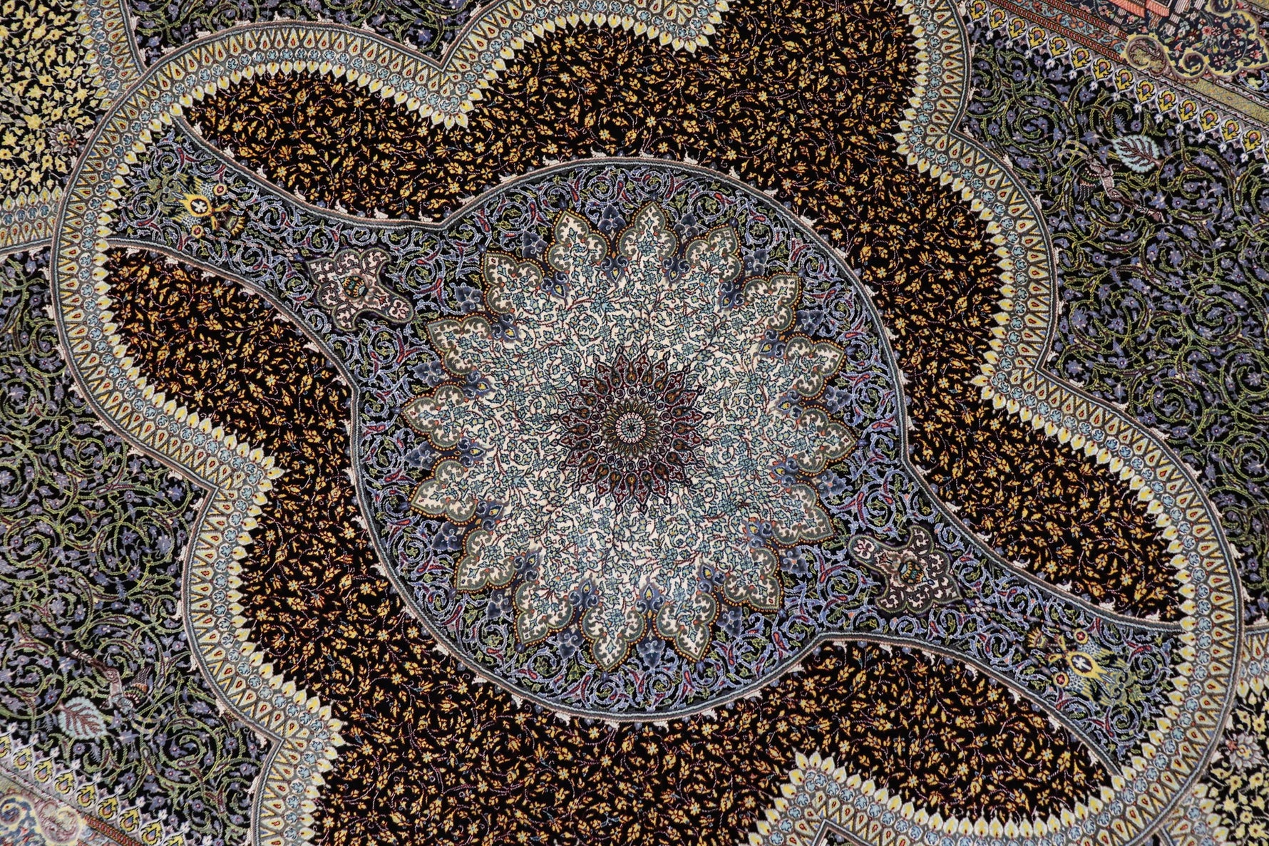 色彩の小宇宙 【ジャムシディ工房】 クム産シルク 195×317cm 黒×極彩色「夜の庭園」ID2300