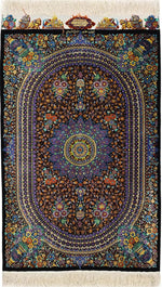 「漆黒の宝石」【ジャムシディ工房（アッバス）】 89×59cm 黒「Midnight Jewel」クム産シルク ID25022