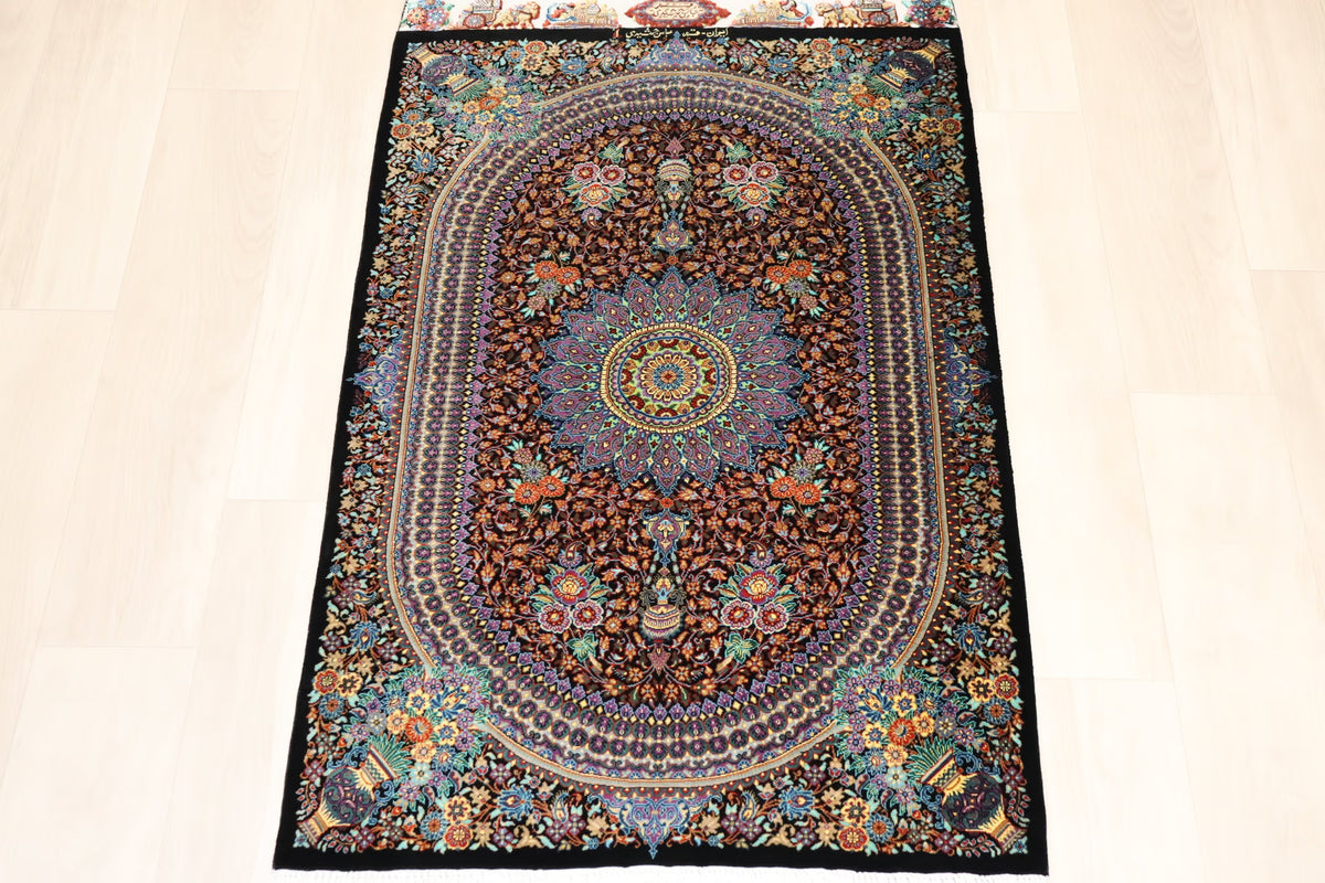 「漆黒の宝石」【ジャムシディ工房（アッバス）】 89×59cm 黒「Midnight Jewel」クム産シルク ID25022