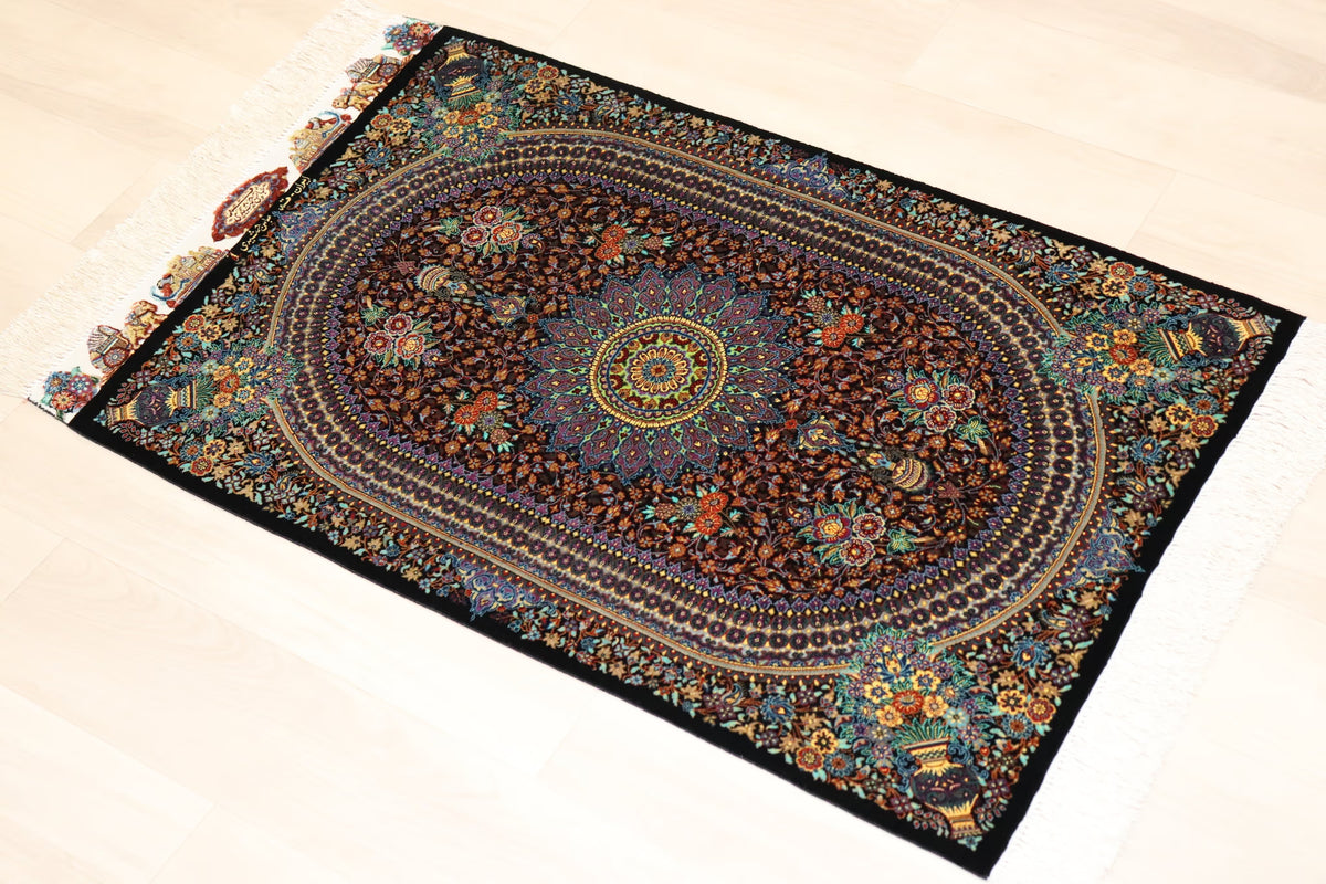 「漆黒の宝石」【ジャムシディ工房（アッバス）】 89×59cm 黒「Midnight Jewel」クム産シルク ID25022