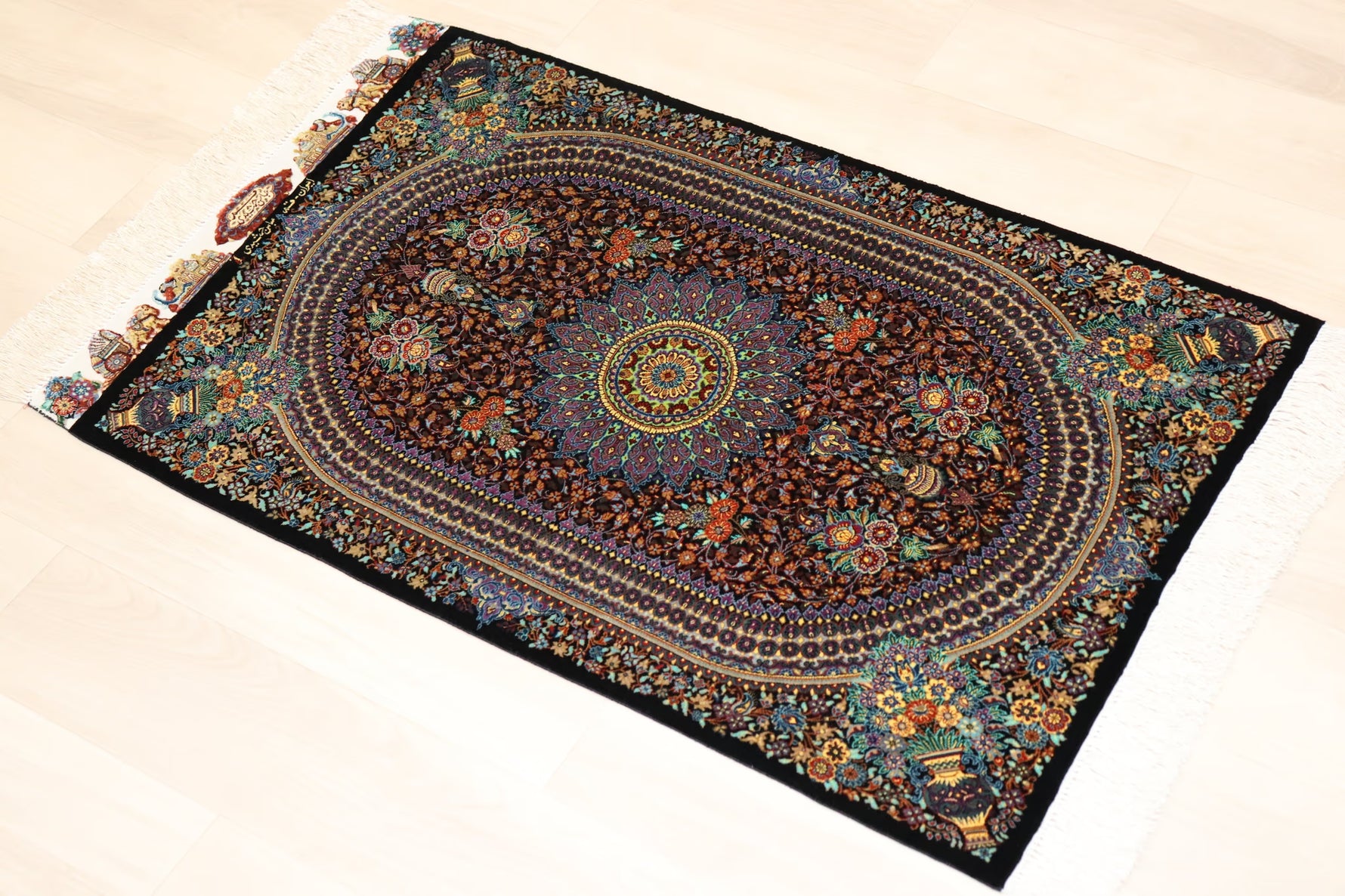 「漆黒の宝石」【ジャムシディ工房（アッバス）】 89×59cm 黒「Midnight Jewel」クム産シルク ID25022