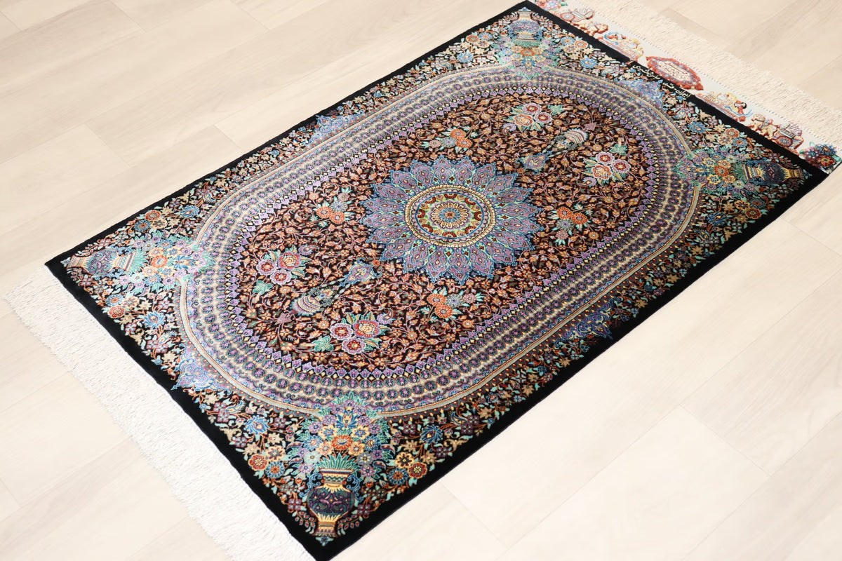 「漆黒の宝石」【ジャムシディ工房（アッバス）】 89×59cm 黒「Midnight Jewel」クム産シルク ID25022