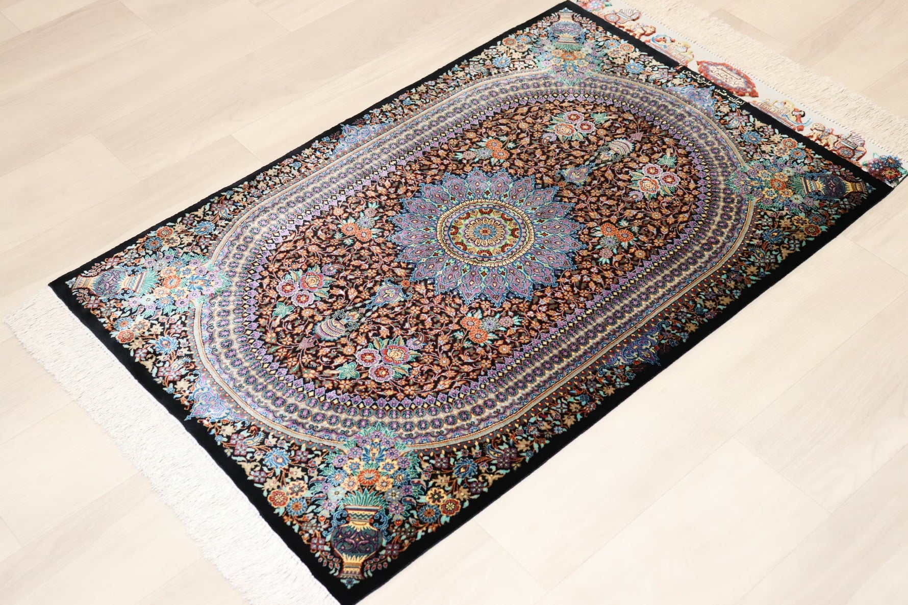 「漆黒の宝石」【ジャムシディ工房（アッバス）】 89×59cm 黒「Midnight Jewel」クム産シルク ID25022