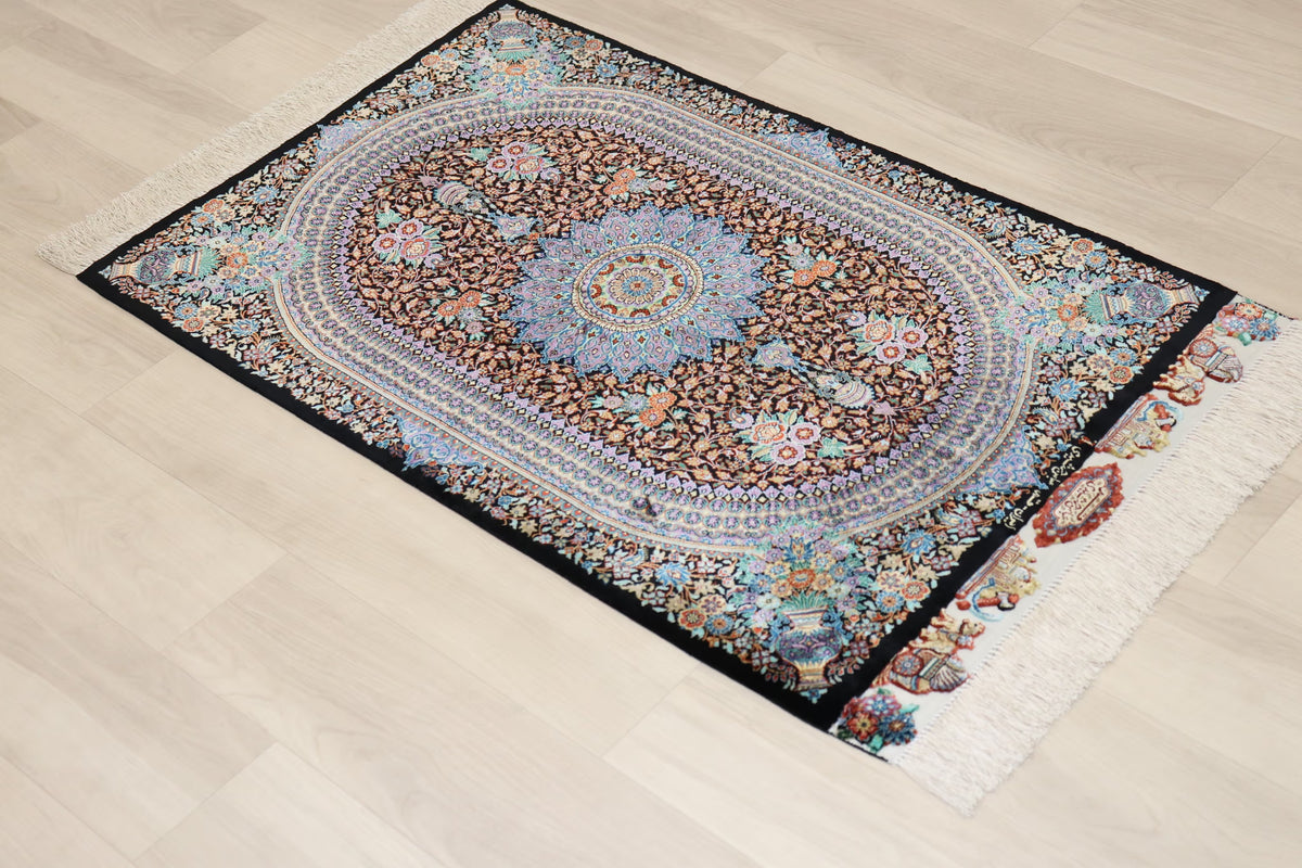 「漆黒の宝石」【ジャムシディ工房（アッバス）】 89×59cm 黒「Midnight Jewel」クム産シルク ID25022