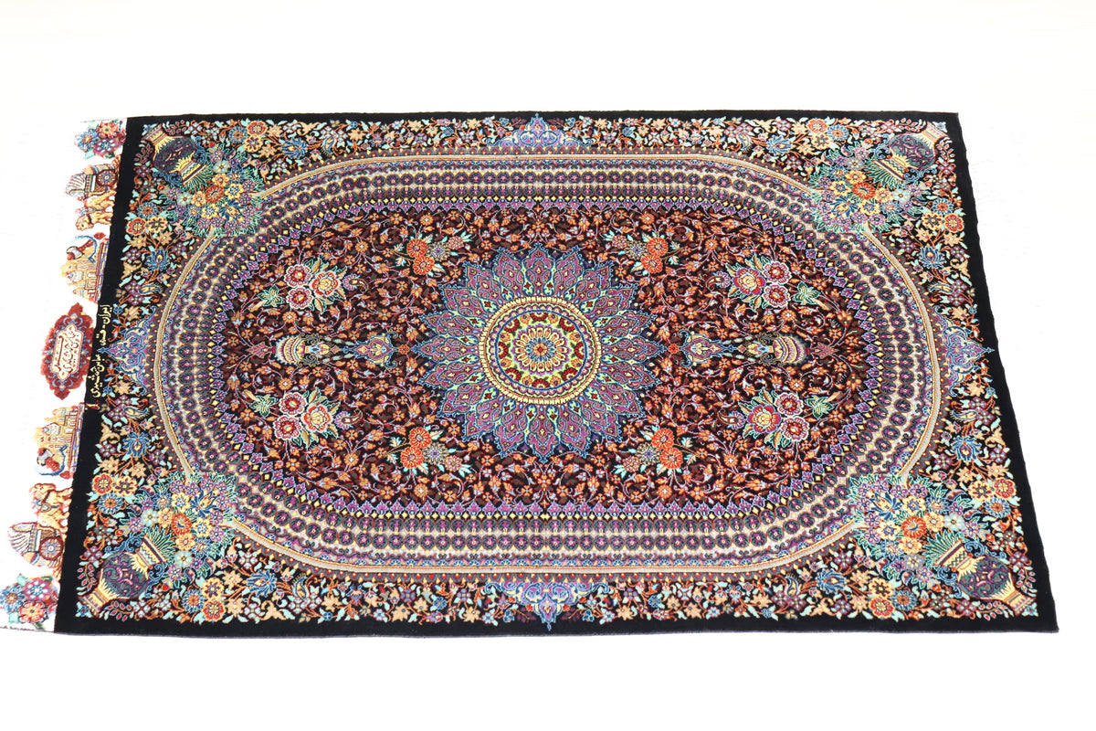 「漆黒の宝石」【ジャムシディ工房（アッバス）】 89×59cm 黒「Midnight Jewel」クム産シルク ID25022