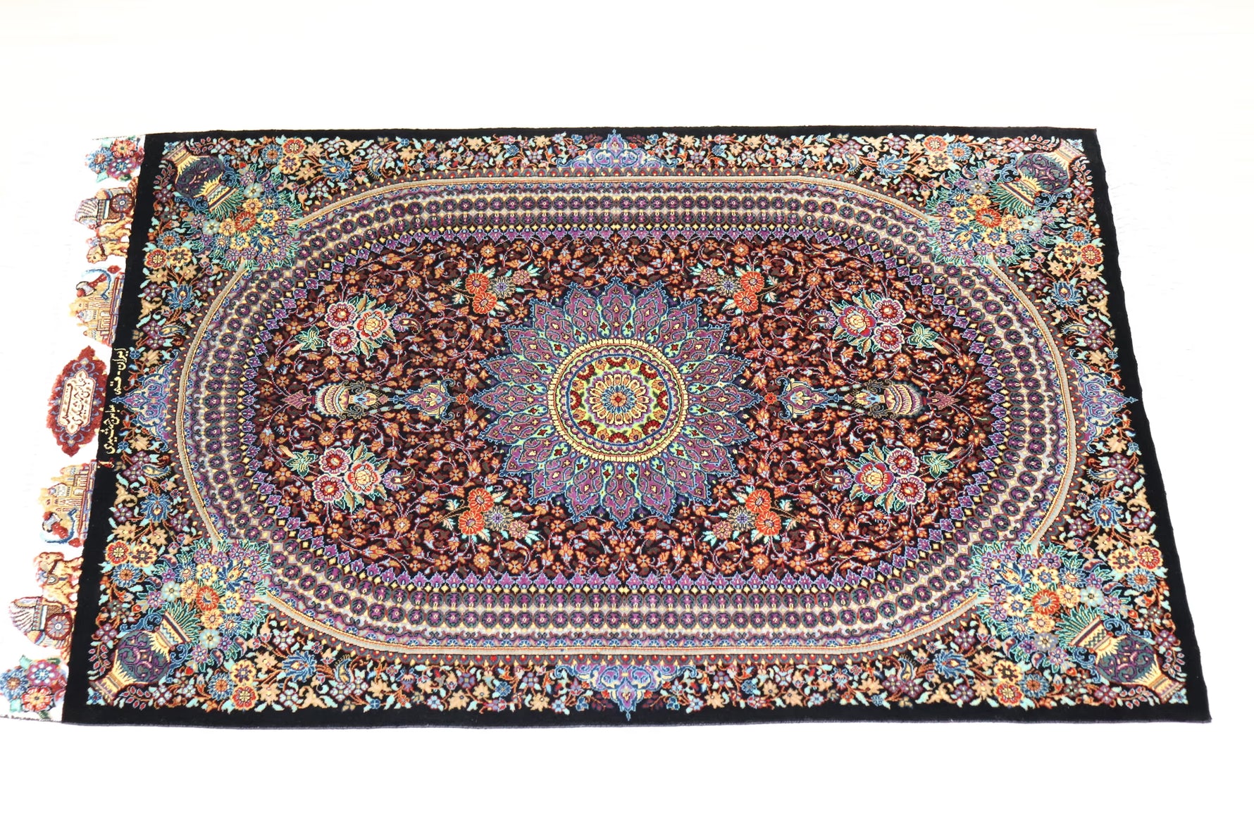 「漆黒の宝石」【ジャムシディ工房（アッバス）】 89×59cm 黒「Midnight Jewel」クム産シルク ID25022