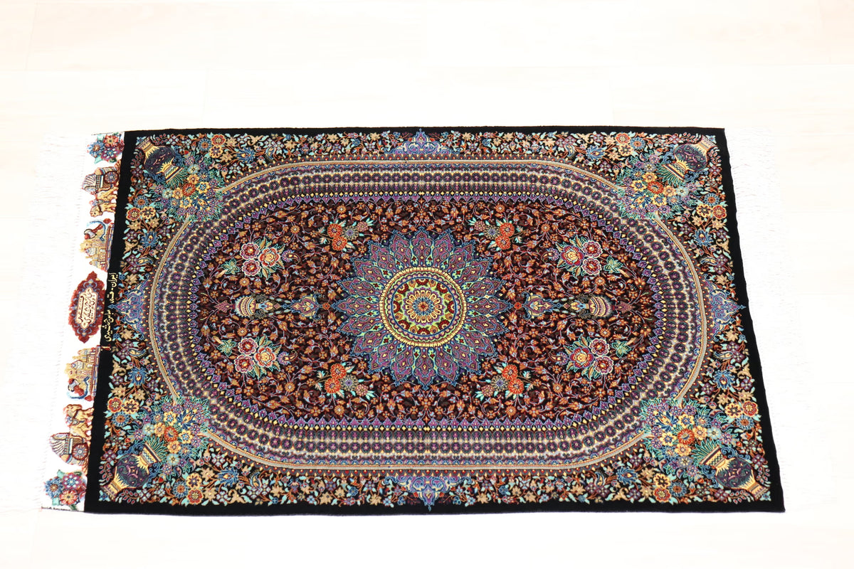 「漆黒の宝石」【ジャムシディ工房（アッバス）】 89×59cm 黒「Midnight Jewel」クム産シルク ID25022