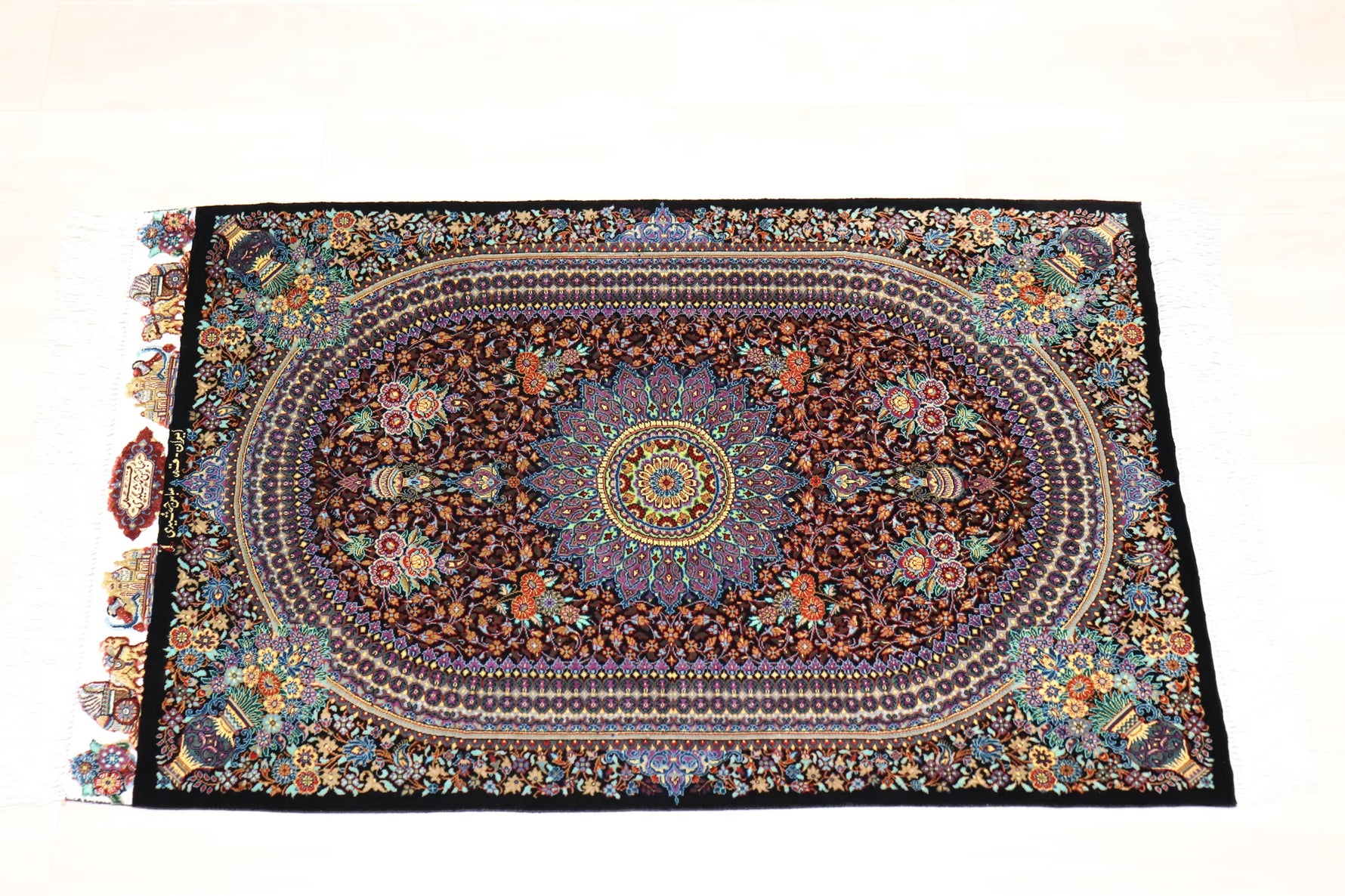 「漆黒の宝石」【ジャムシディ工房（アッバス）】 89×59cm 黒「Midnight Jewel」クム産シルク ID25022