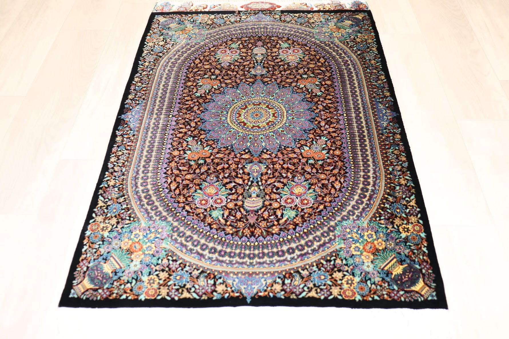 「漆黒の宝石」【ジャムシディ工房（アッバス）】 89×59cm 黒「Midnight Jewel」クム産シルク ID25022