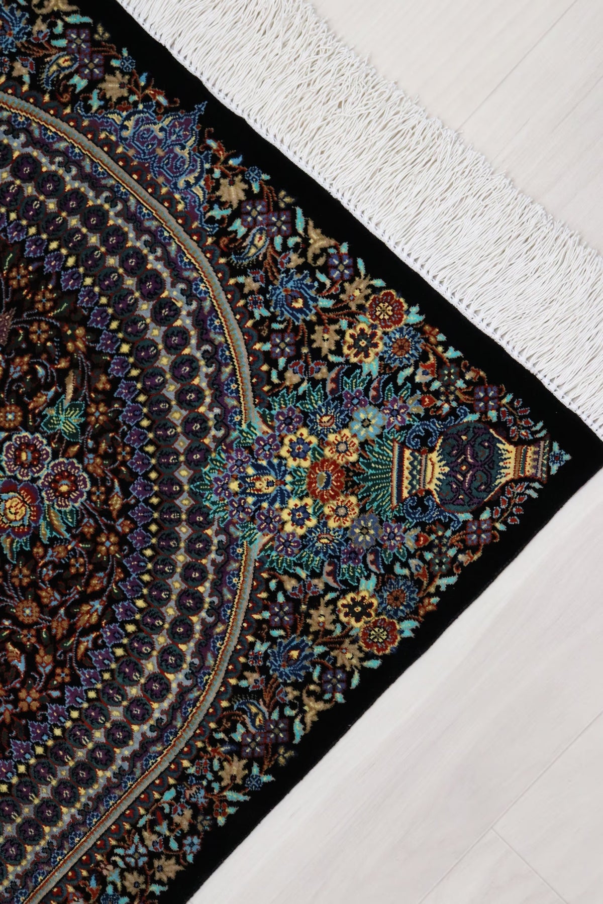 「漆黒の宝石」【ジャムシディ工房（アッバス）】 89×59cm 黒「Midnight Jewel」クム産シルク ID25022