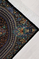 「漆黒の宝石」【ジャムシディ工房（アッバス）】 89×59cm 黒「Midnight Jewel」クム産シルク ID25022