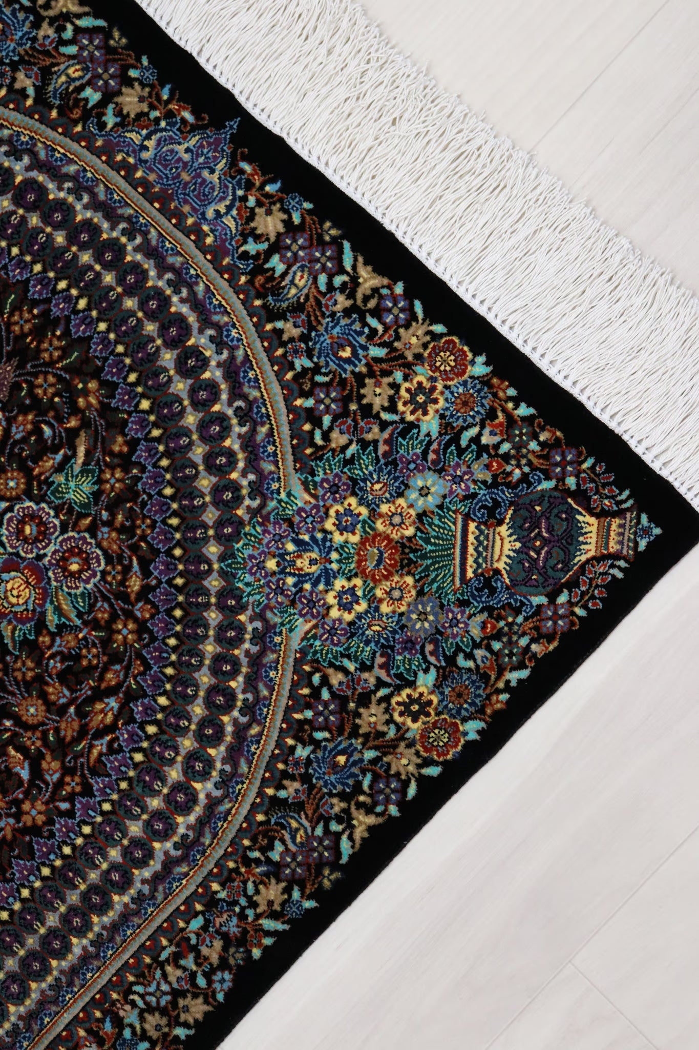 「漆黒の宝石」【ジャムシディ工房（アッバス）】 89×59cm 黒「Midnight Jewel」クム産シルク ID25022