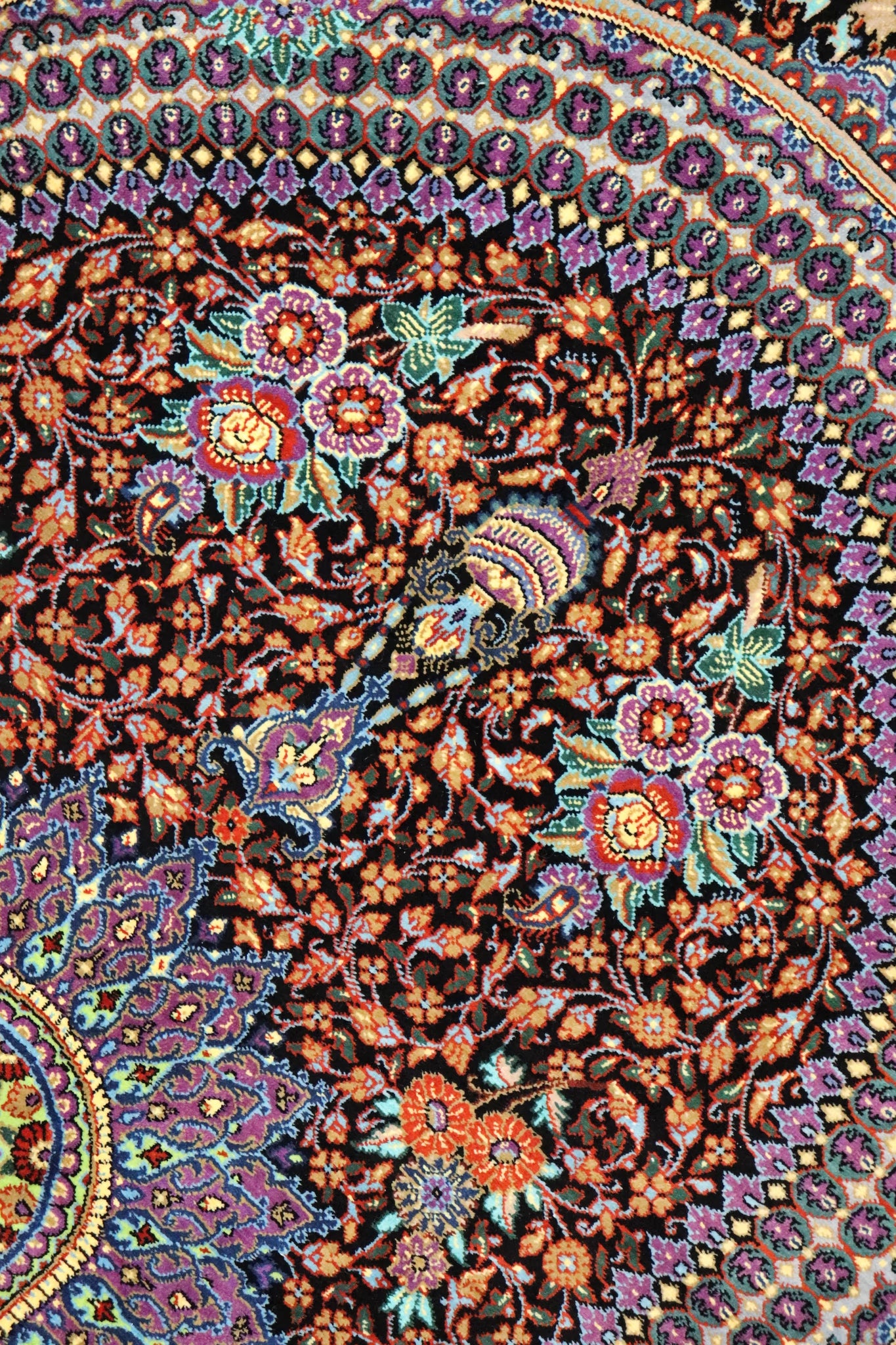 「漆黒の宝石」【ジャムシディ工房（アッバス）】 89×59cm 黒「Midnight Jewel」クム産シルク ID25022