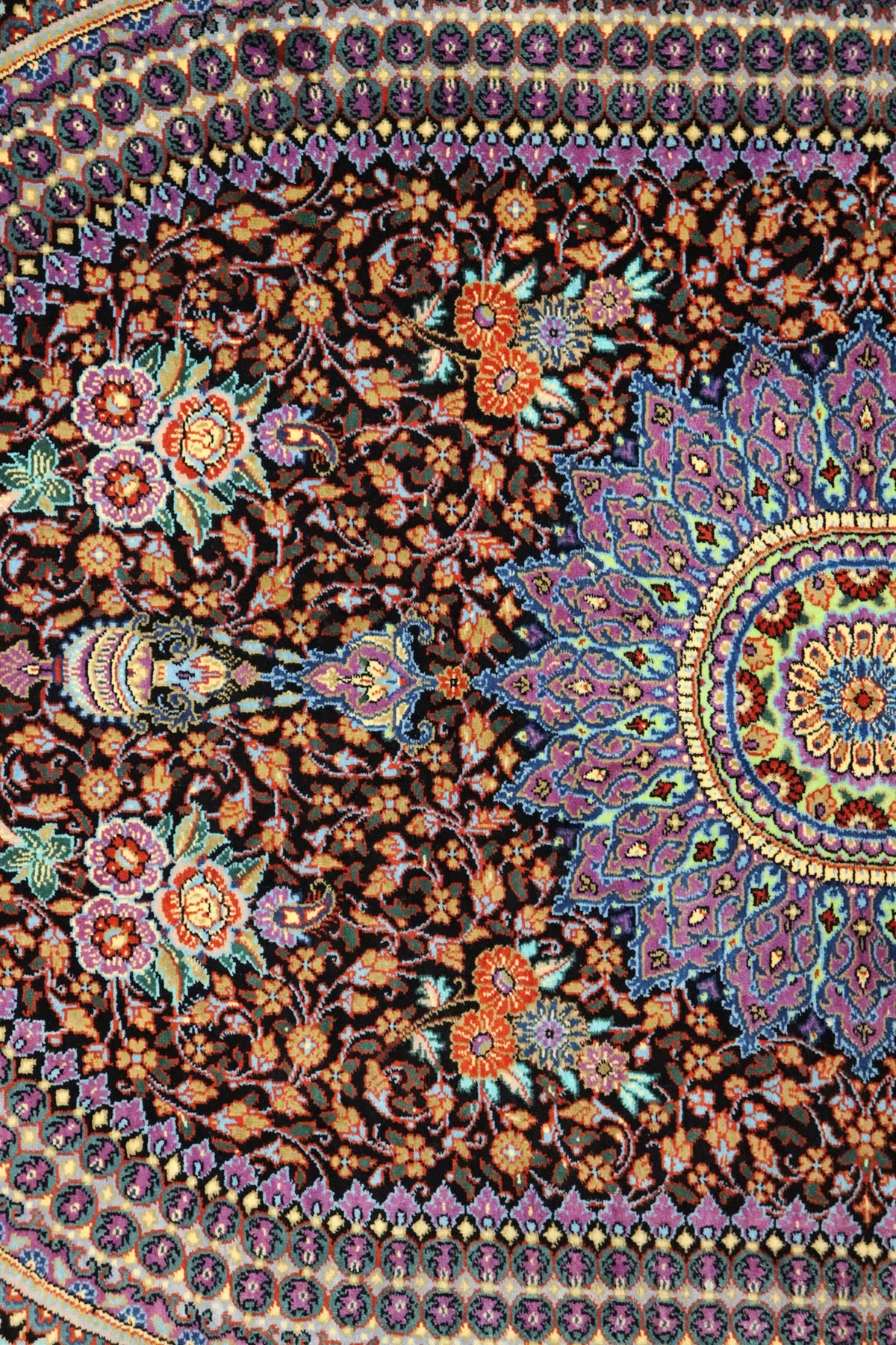 「漆黒の宝石」【ジャムシディ工房（アッバス）】 89×59cm 黒「Midnight Jewel」クム産シルク ID25022