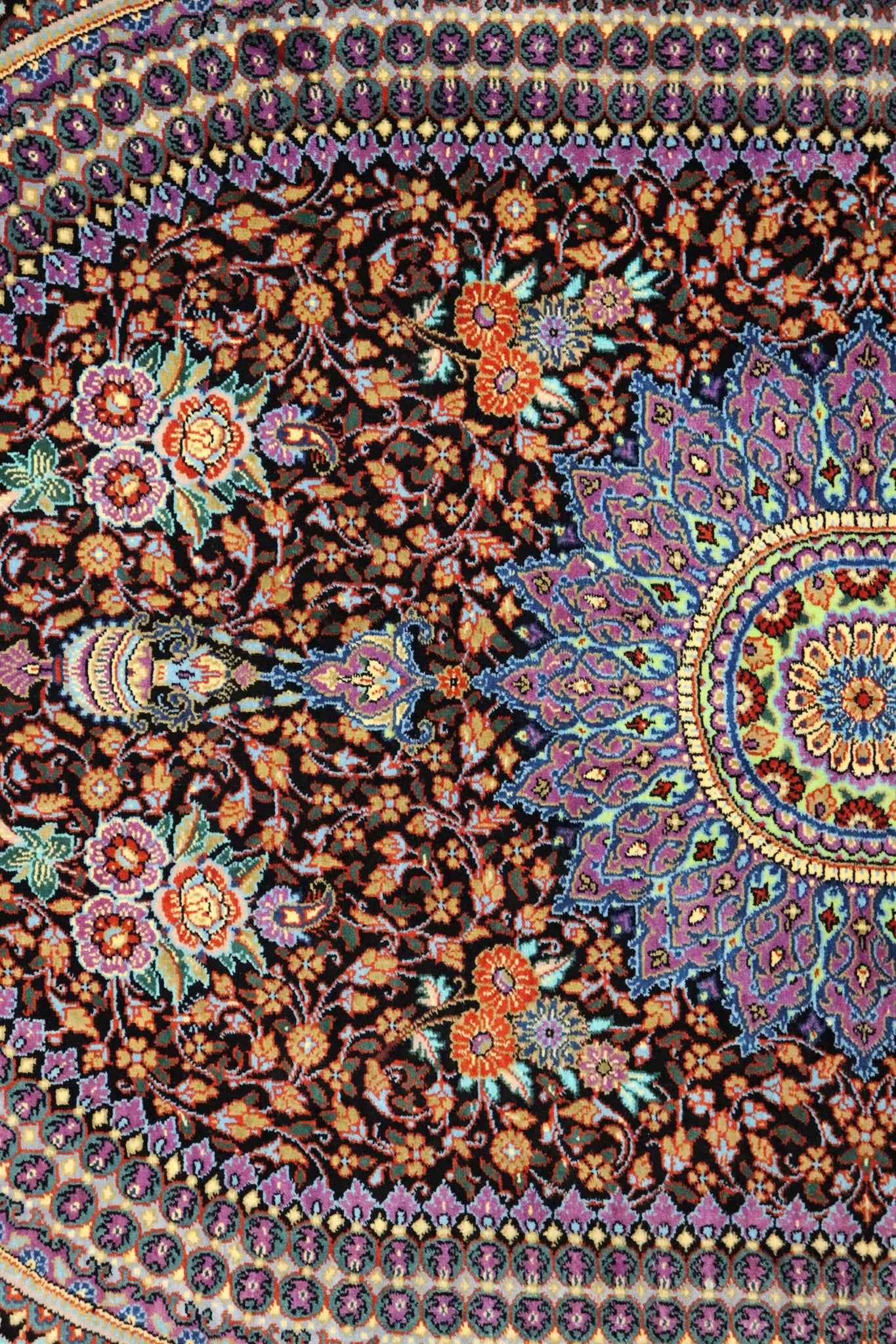 「漆黒の宝石」【ジャムシディ工房（アッバス）】 89×59cm 黒「Midnight Jewel」クム産シルク ID25022