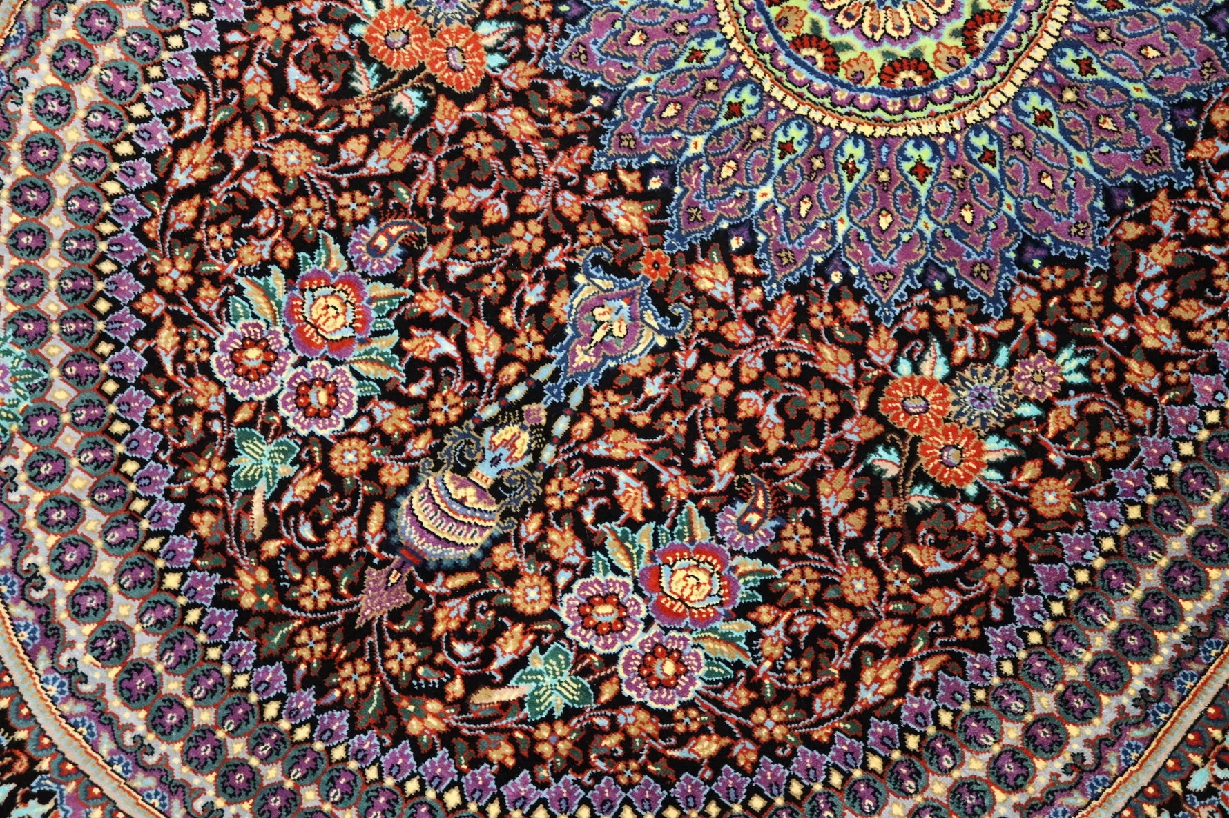 「漆黒の宝石」【ジャムシディ工房（アッバス）】 89×59cm 黒「Midnight Jewel」クム産シルク ID25022