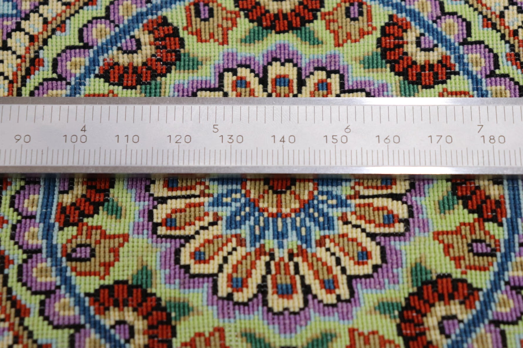 「漆黒の宝石」【ジャムシディ工房（アッバス）】 89×59cm 黒「Midnight Jewel」クム産シルク ID25022