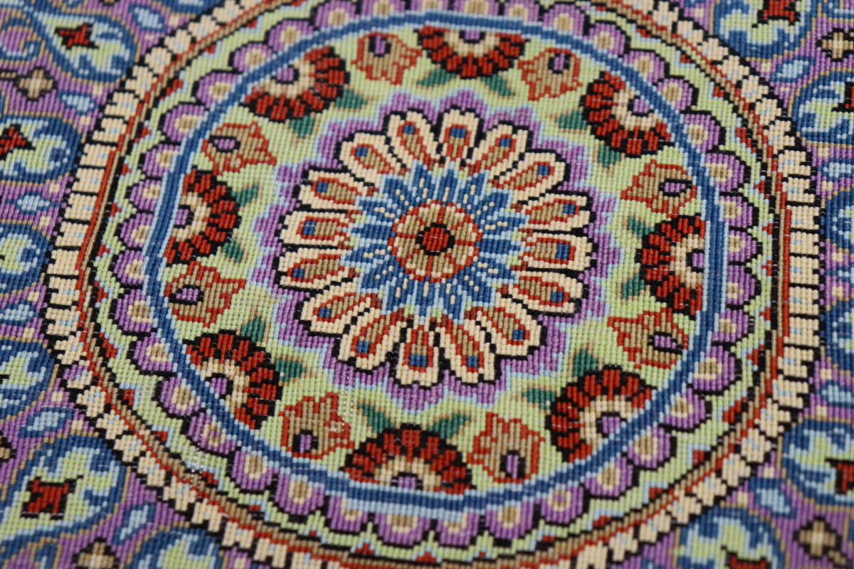 「漆黒の宝石」【ジャムシディ工房（アッバス）】 89×59cm 黒「Midnight Jewel」クム産シルク ID25022