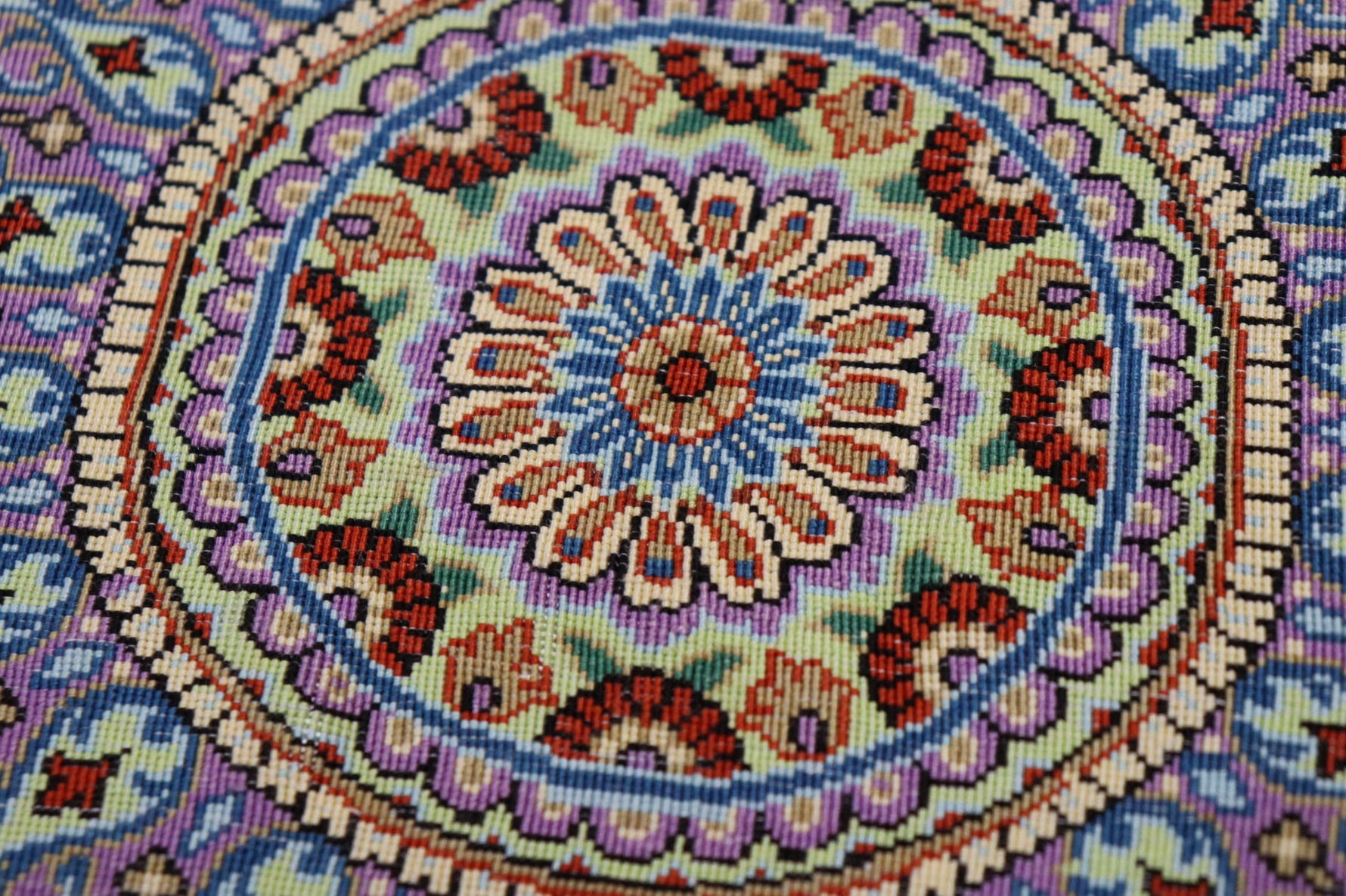 「漆黒の宝石」【ジャムシディ工房（アッバス）】 89×59cm 黒「Midnight Jewel」クム産シルク ID25022