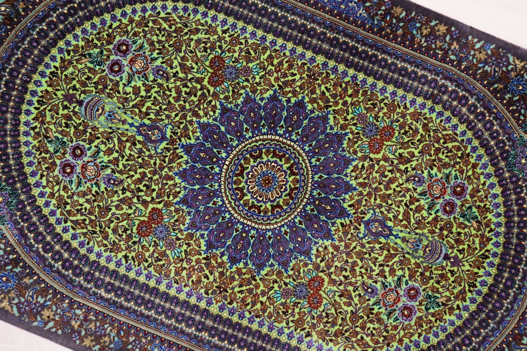 稀代のカラーリング 【ジャムシディ工房（アッバス）】 92×62cm ライムグリーン×紫「春の芽吹き」クム産シルク ID25021