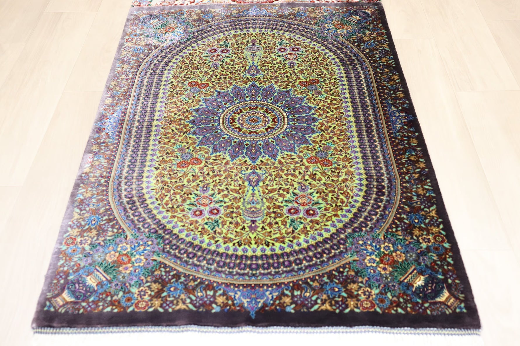 稀代のカラーリング 【ジャムシディ工房（アッバス）】 92×62cm ライムグリーン×紫「春の芽吹き」クム産シルク ID25021