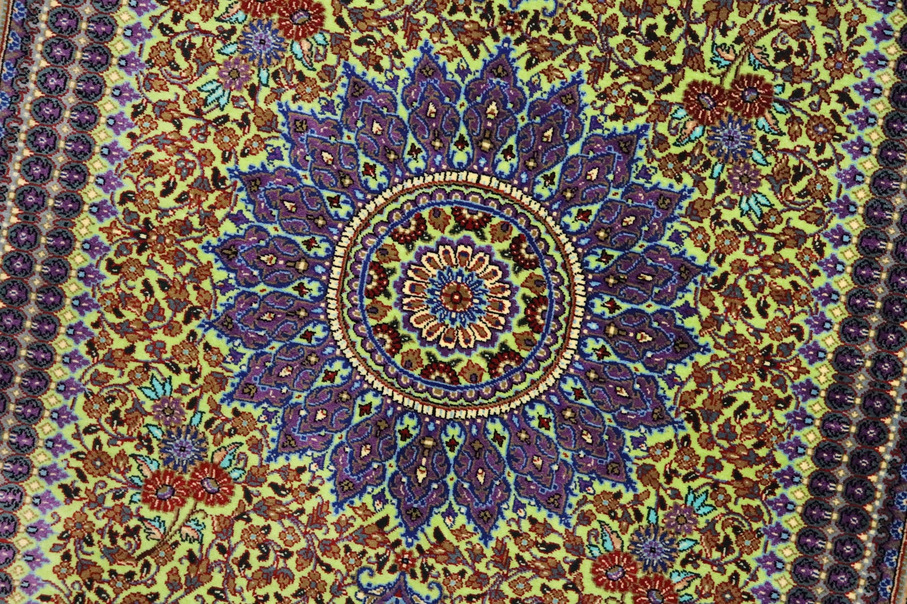 稀代のカラーリング 【ジャムシディ工房（アッバス）】 92×62cm ライムグリーン×紫「春の芽吹き」クム産シルク ID25021