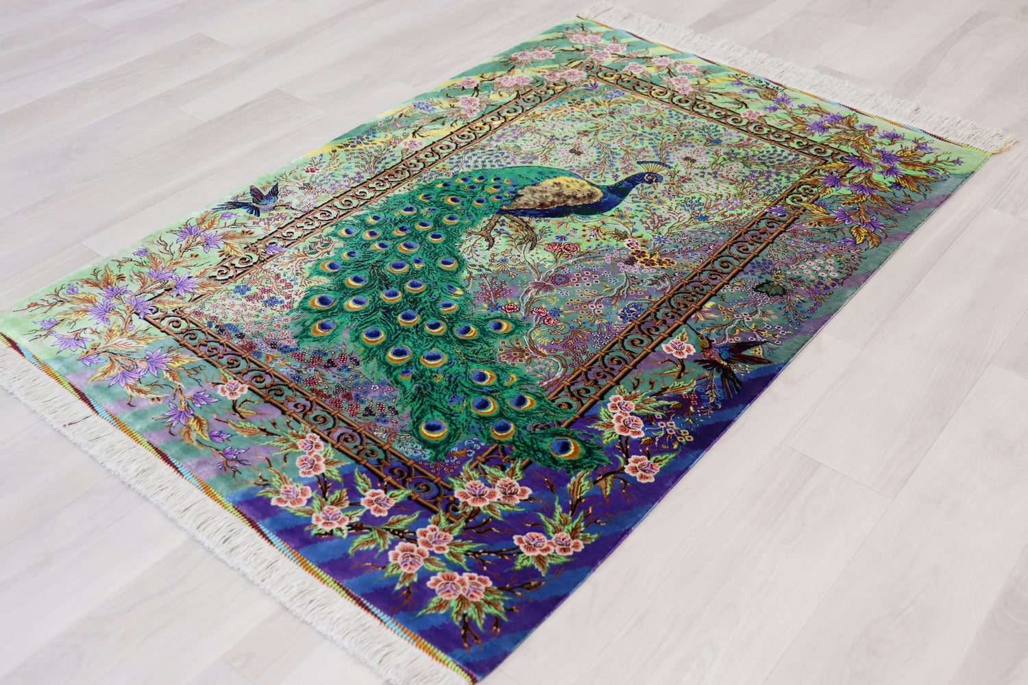 ペルシャ絨毯 クム産 シルク100% アミール工房 神秘的な孔雀柄 ID22005