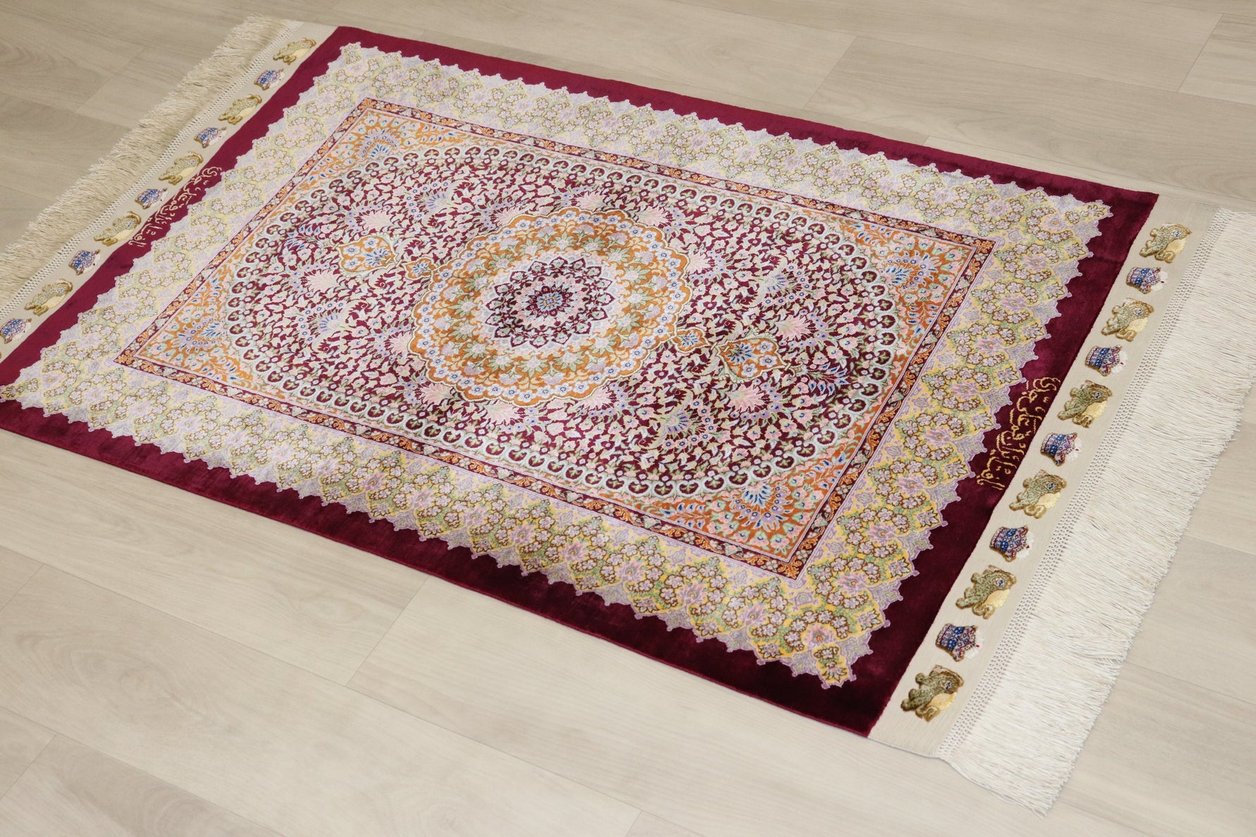 [ジェッディ工房]深淵なマルーンと輝くゴールド。宝石のような輝きを放つ、至高の一枚。ID:25030 カーペット・ラグ・マット > ラグ・カーペット