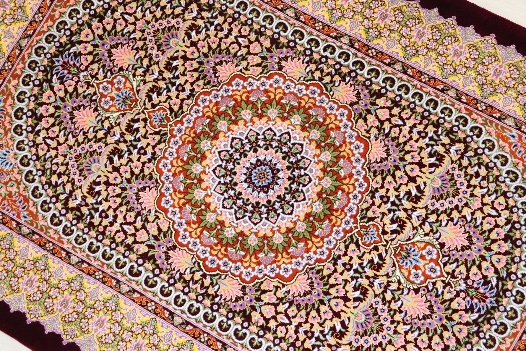 [ジェッディ工房]深淵なマルーンと輝くゴールド。宝石のような輝きを放つ、至高の一枚。ID:25030 カーペット・ラグ・マット > ラグ・カーペット