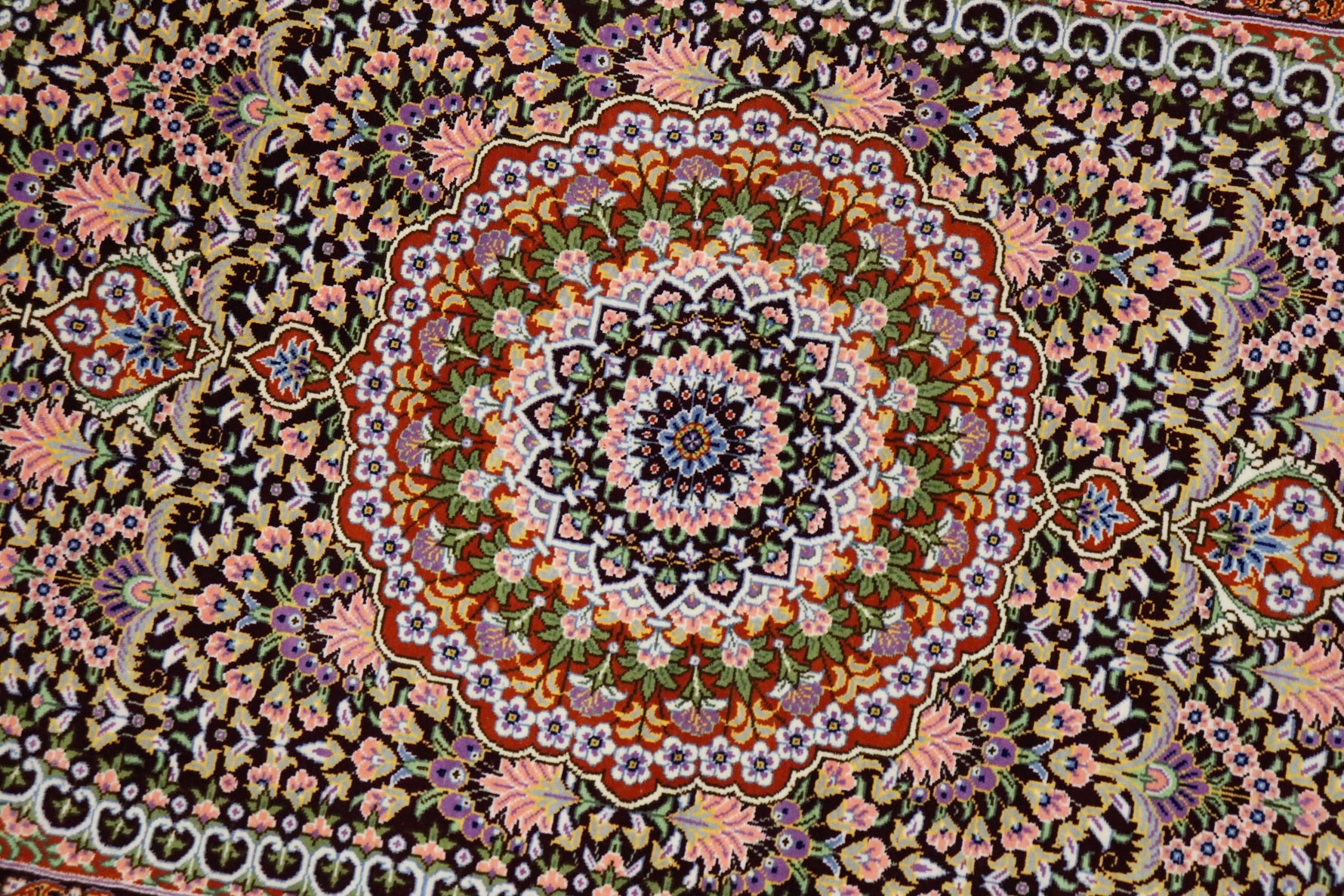 [ジェッディ工房]深淵なマルーンと輝くゴールド。宝石のような輝きを放つ、至高の一枚。ID:25030 カーペット・ラグ・マット > ラグ・カーペット