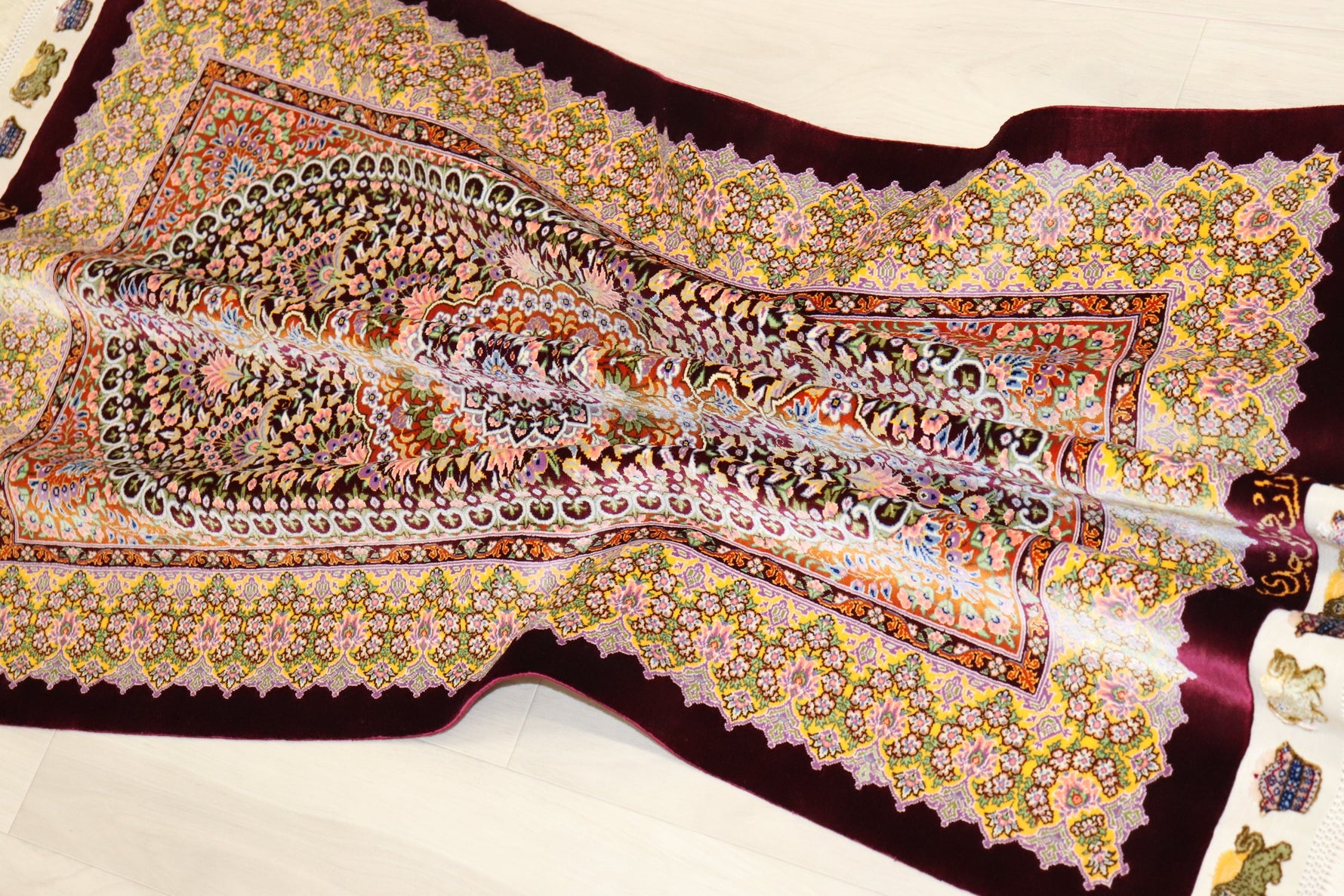 [ジェッディ工房]深淵なマルーンと輝くゴールド。宝石のような輝きを放つ、至高の一枚。ID:25030 カーペット・ラグ・マット > ラグ・カーペット