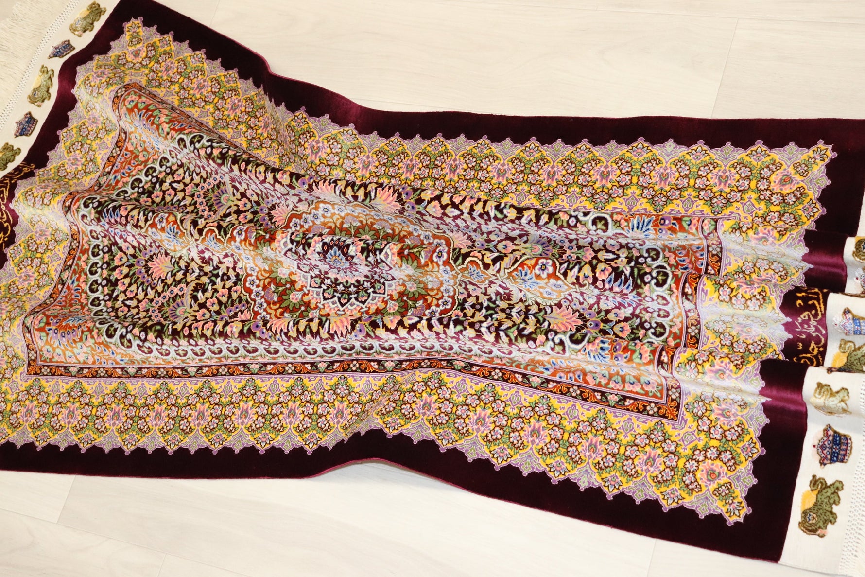 [ジェッディ工房]深淵なマルーンと輝くゴールド。宝石のような輝きを放つ、至高の一枚。ID:25030 カーペット・ラグ・マット > ラグ・カーペット