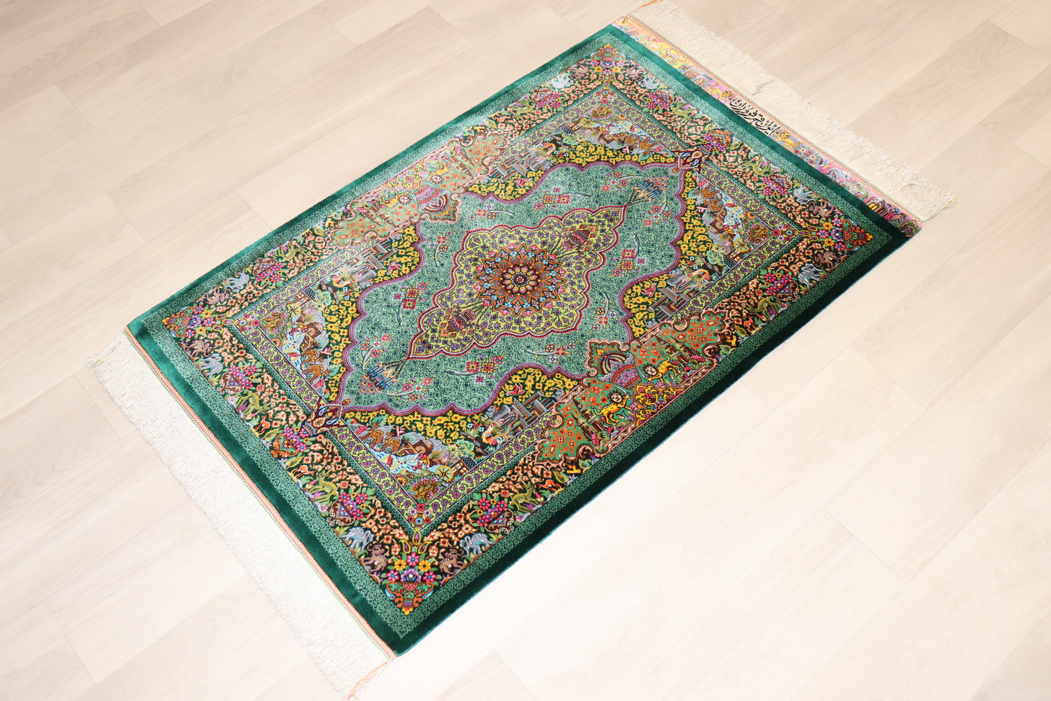 【フルザン工房】 息を呑むほど鮮やかなエメラルド 物語を紡ぐ絵画のようなメダリオン  ID25011