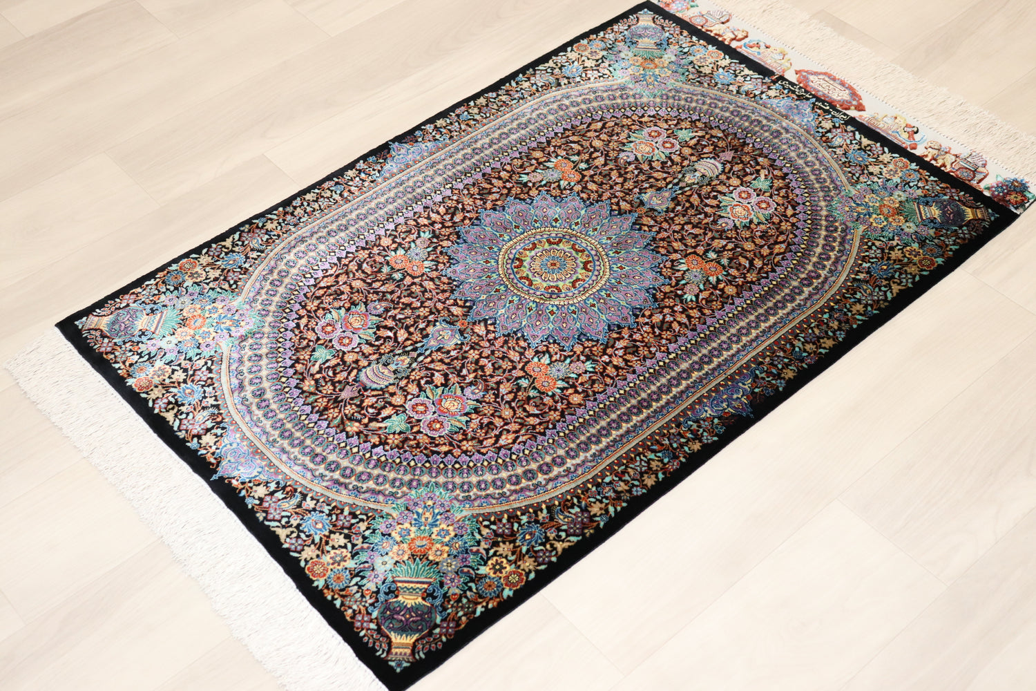 「漆黒の宝石」【ジャムシディ工房（アッバス）】 89×59cm 黒「Midnight Jewel」クム産シルク ID25022