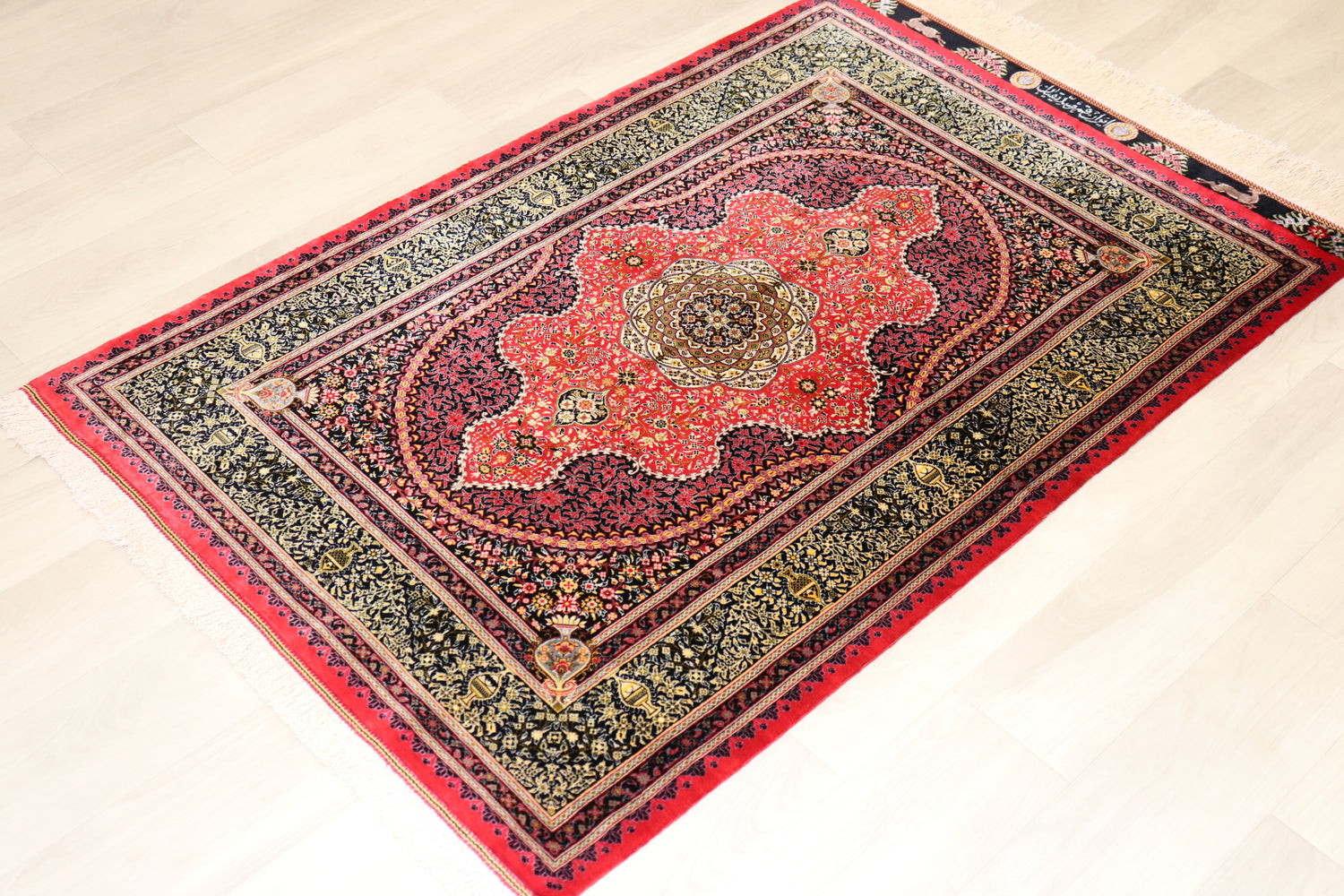 【セディギヤン工房】赤と黒の「Lachak Toranj」ペルシャ絨毯 クム産 シルク 100%  ID25010