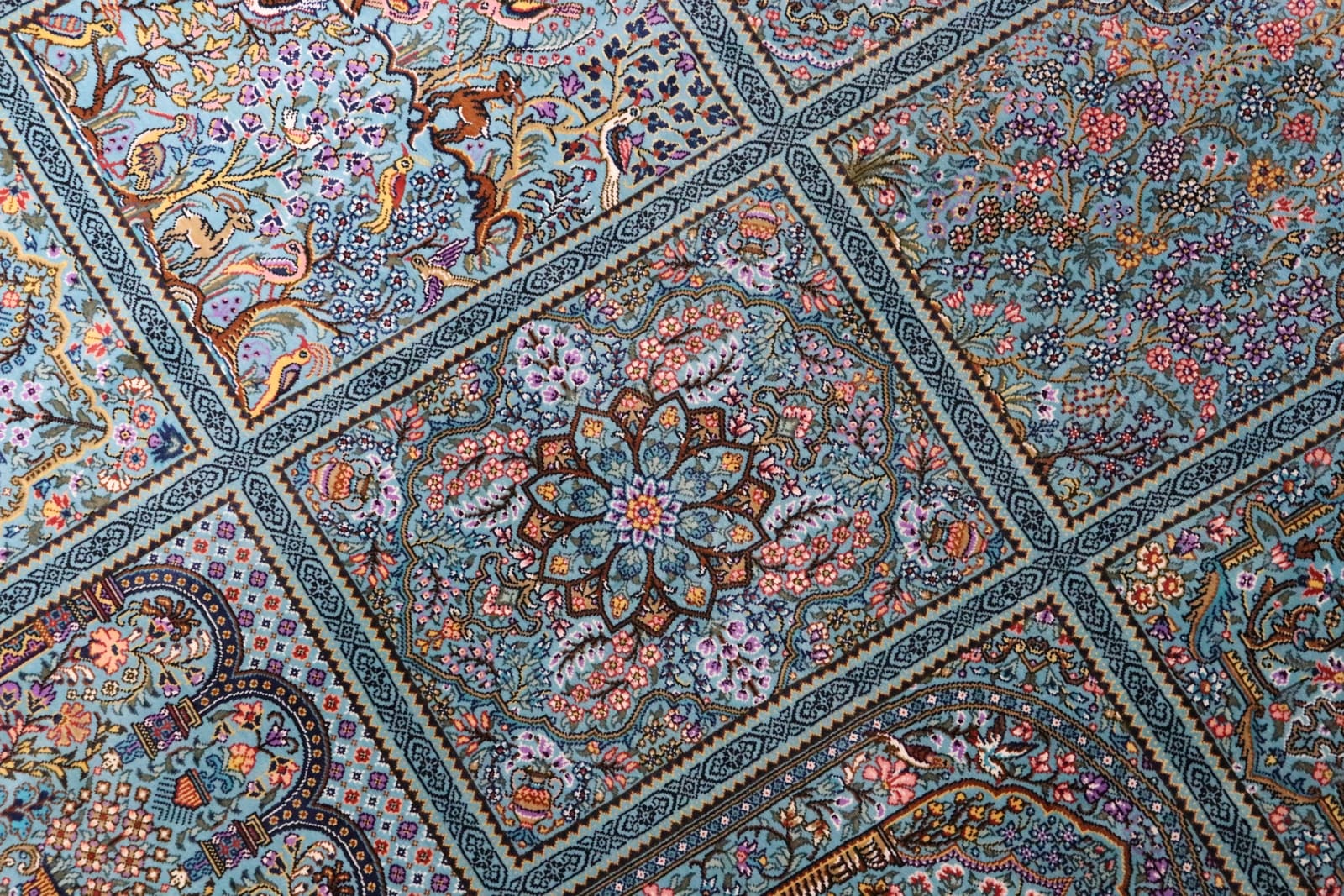 ガーデン文様(Heshti/パネル文様) — 格子状の区画に異なるモチーフ