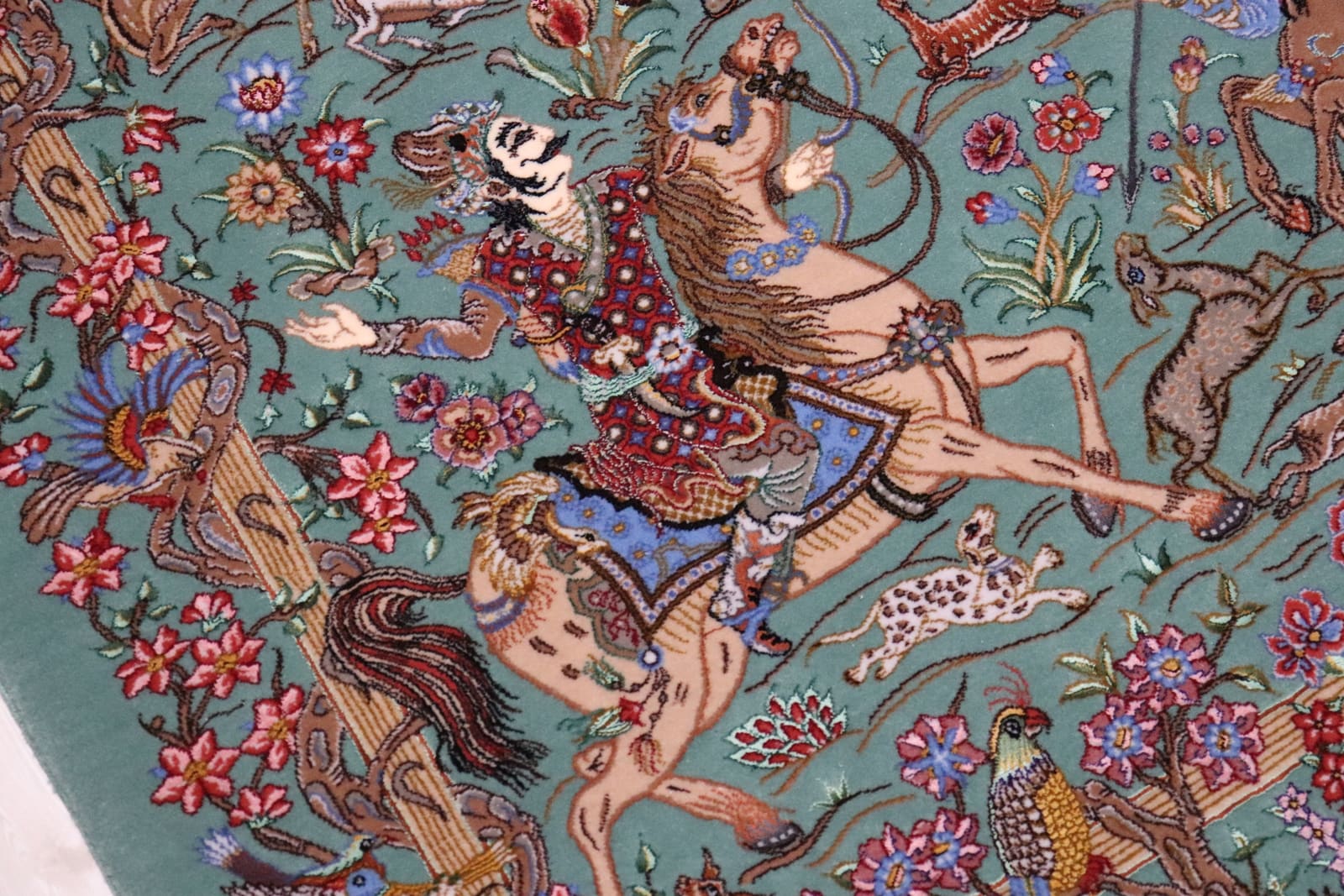 狩猟文様(Shekargah) — 馬上の人物と動物が織り込まれた絵画的な構図